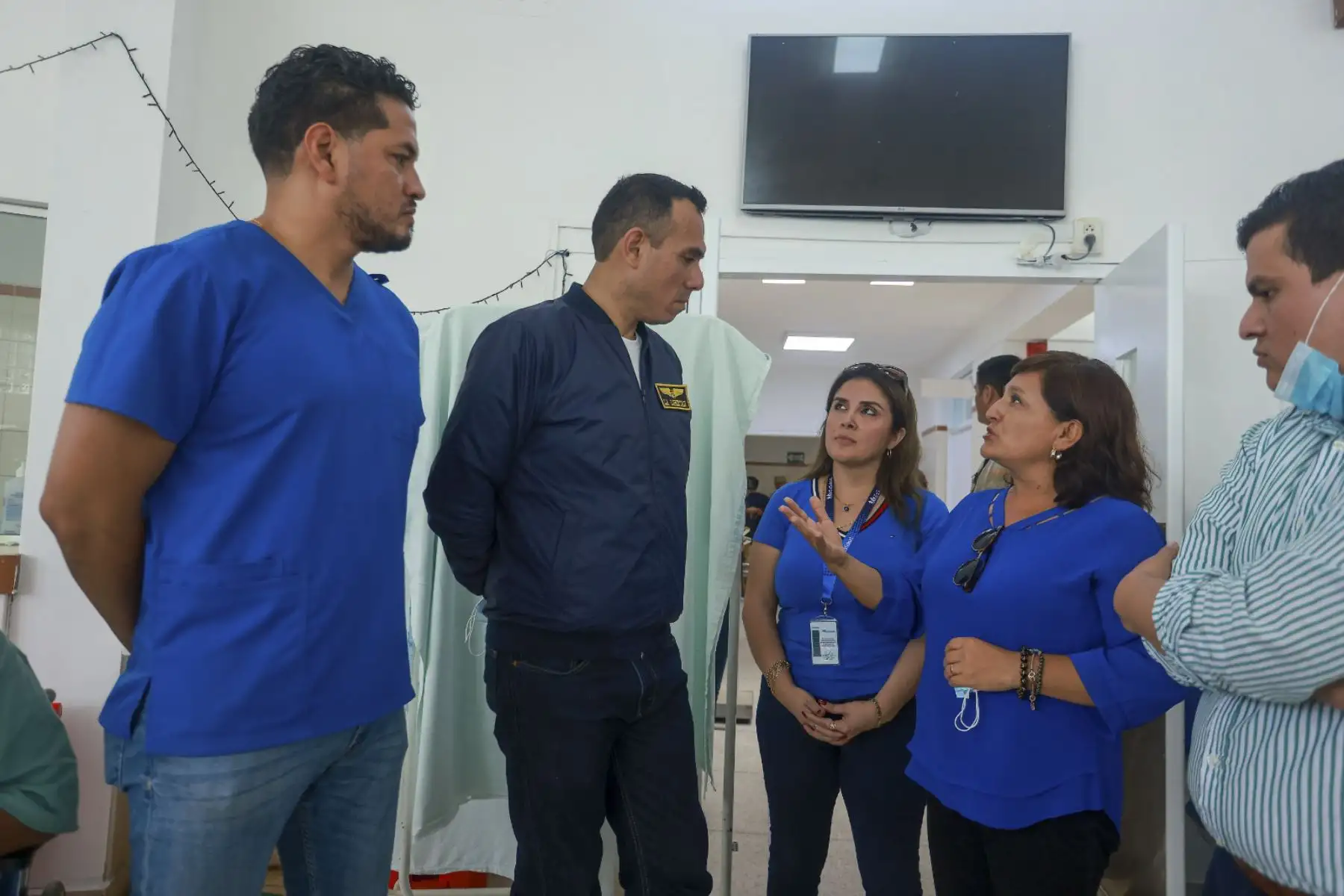 El presidente José Jerí realizó una visita de inspección a la Unidad de Hemodiálisis del Hospital IV Víctor Lazarte Echegaray. El objetivo es claro: verificar la operatividad de los equipos y asegurar una atención digna y oportuna para los pacientes renales de la región. Foto: Presidencia