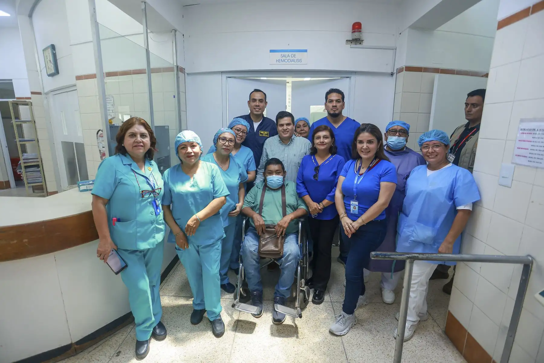 El presidente José Jerí realizó una visita de inspección a la Unidad de Hemodiálisis del Hospital IV Víctor Lazarte Echegaray. El objetivo es claro: verificar la operatividad de los equipos y asegurar una atención digna y oportuna para los pacientes renales de la región. Foto: Presidencia
