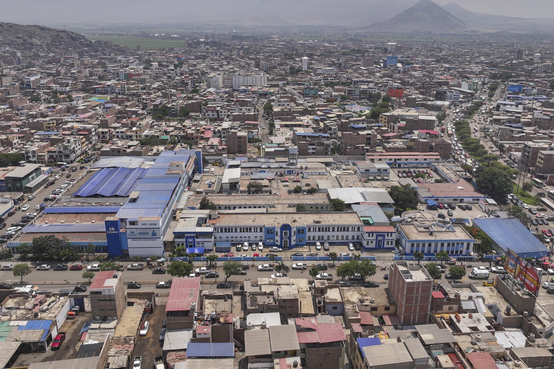 El presidente José Jerí realizó una visita de inspección a la Unidad de Hemodiálisis del Hospital IV Víctor Lazarte Echegaray. El objetivo es claro: verificar la operatividad de los equipos y asegurar una atención digna y oportuna para los pacientes renales de la región. Foto: Presidencia