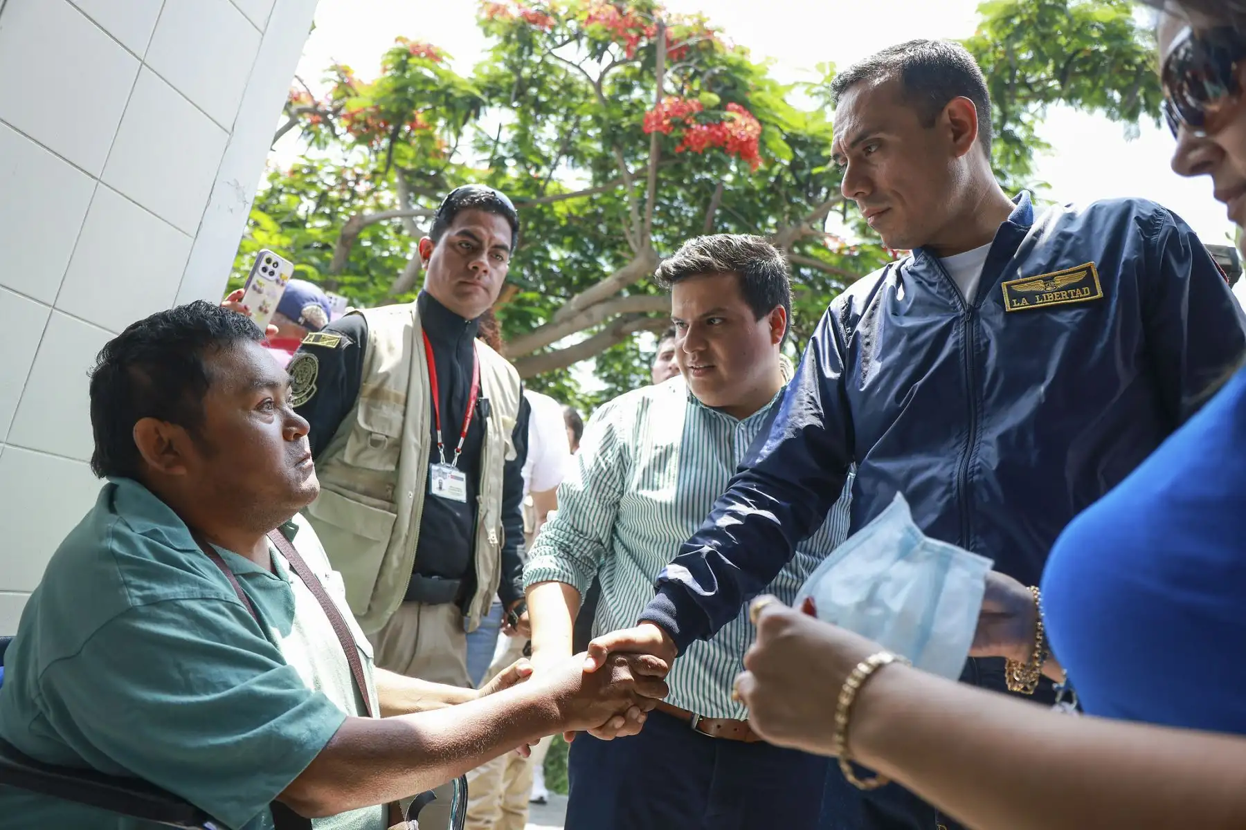 El presidente José Jerí realizó una visita de inspección a la Unidad de Hemodiálisis del Hospital IV Víctor Lazarte Echegaray. El objetivo es claro: verificar la operatividad de los equipos y asegurar una atención digna y oportuna para los pacientes renales de la región. Foto: Presidencia