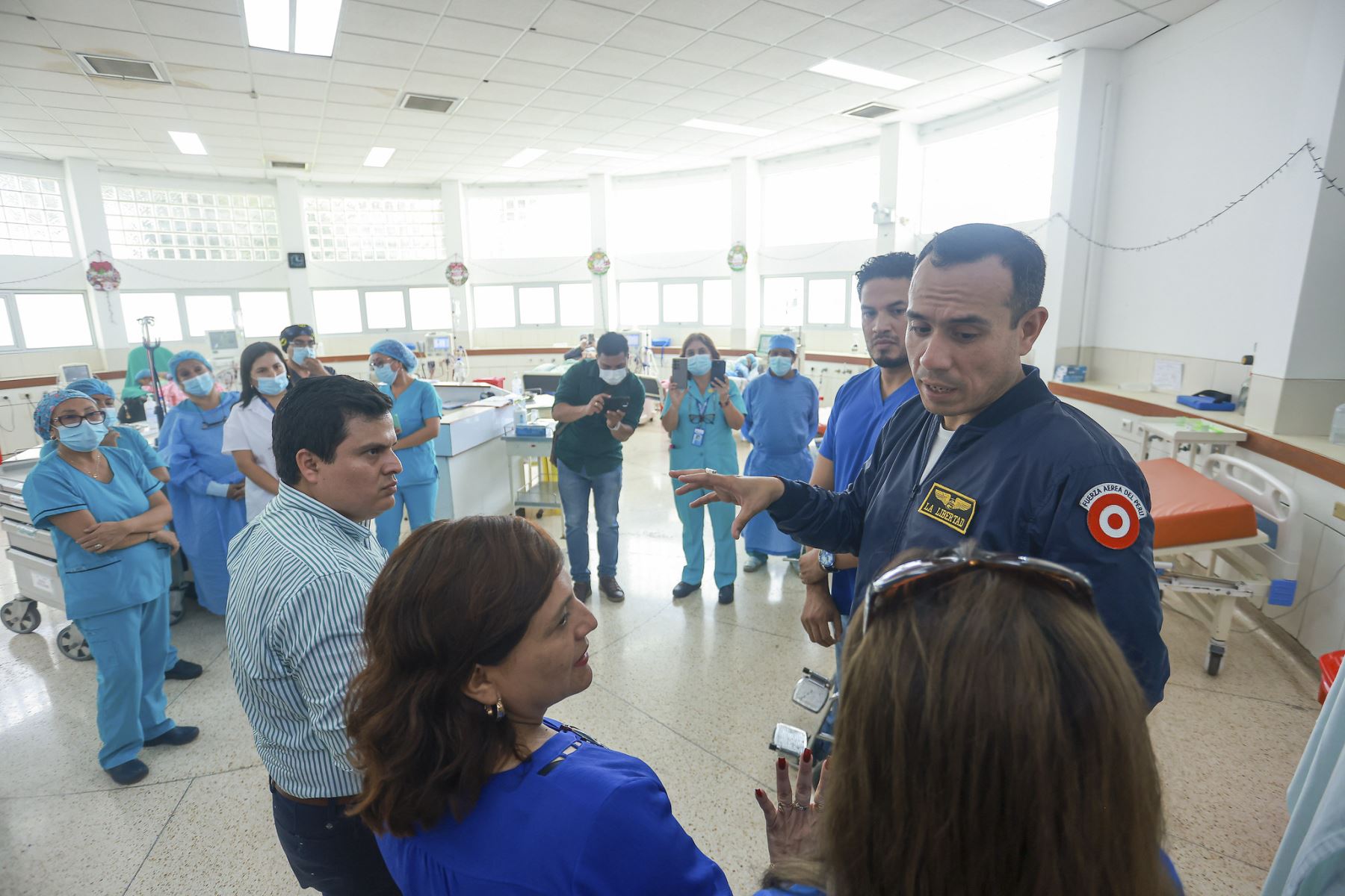 El presidente José Jerí realizó una visita de inspección a la Unidad de Hemodiálisis del Hospital IV Víctor Lazarte Echegaray. El objetivo es claro: verificar la operatividad de los equipos y asegurar una atención digna y oportuna para los pacientes renales de la región. Foto: Presidencia