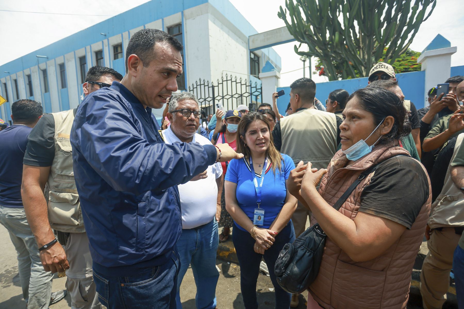 El presidente José Jerí realizó una visita de inspección a la Unidad de Hemodiálisis del Hospital IV Víctor Lazarte Echegaray. El objetivo es claro: verificar la operatividad de los equipos y asegurar una atención digna y oportuna para los pacientes renales de la región. Foto: Presidencia