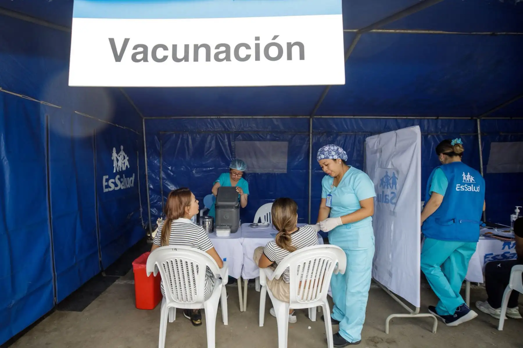 EsSalud realiza la campaña “¡EsSalud te protege! Vive este verano con energía y salud”, y brinda atención médica gratuita y orientación preventiva a los bañistas en la playa Agua Dulce de Chorrillos.
Foto: ANDINA/EsSalud