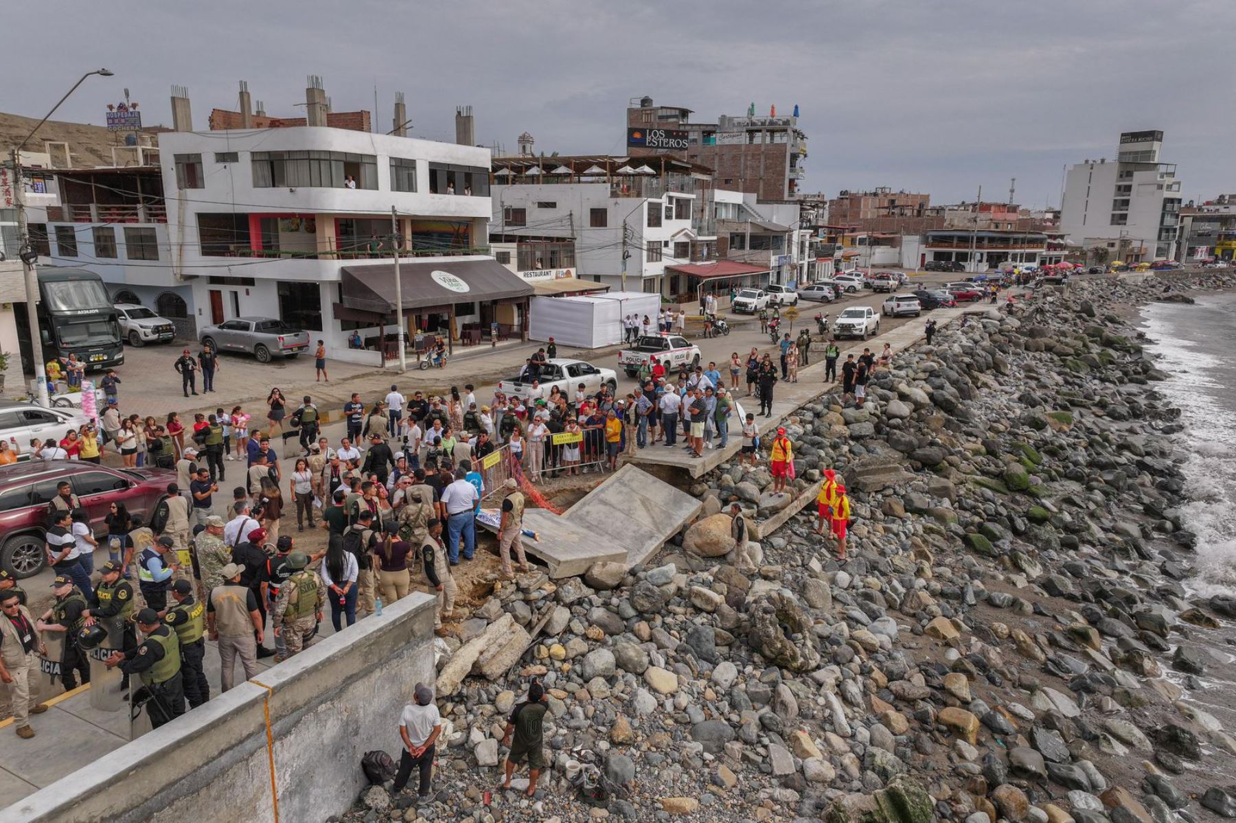 El presidente José Jerí, supervisa esta tarde las acciones de prevención frente a la erosión marina en diversas zonas de los balnearios de Buenos Aires y Huanchaco, en la región La Libertad. 
Foto: ANDINA/ Prensa Presidencia
