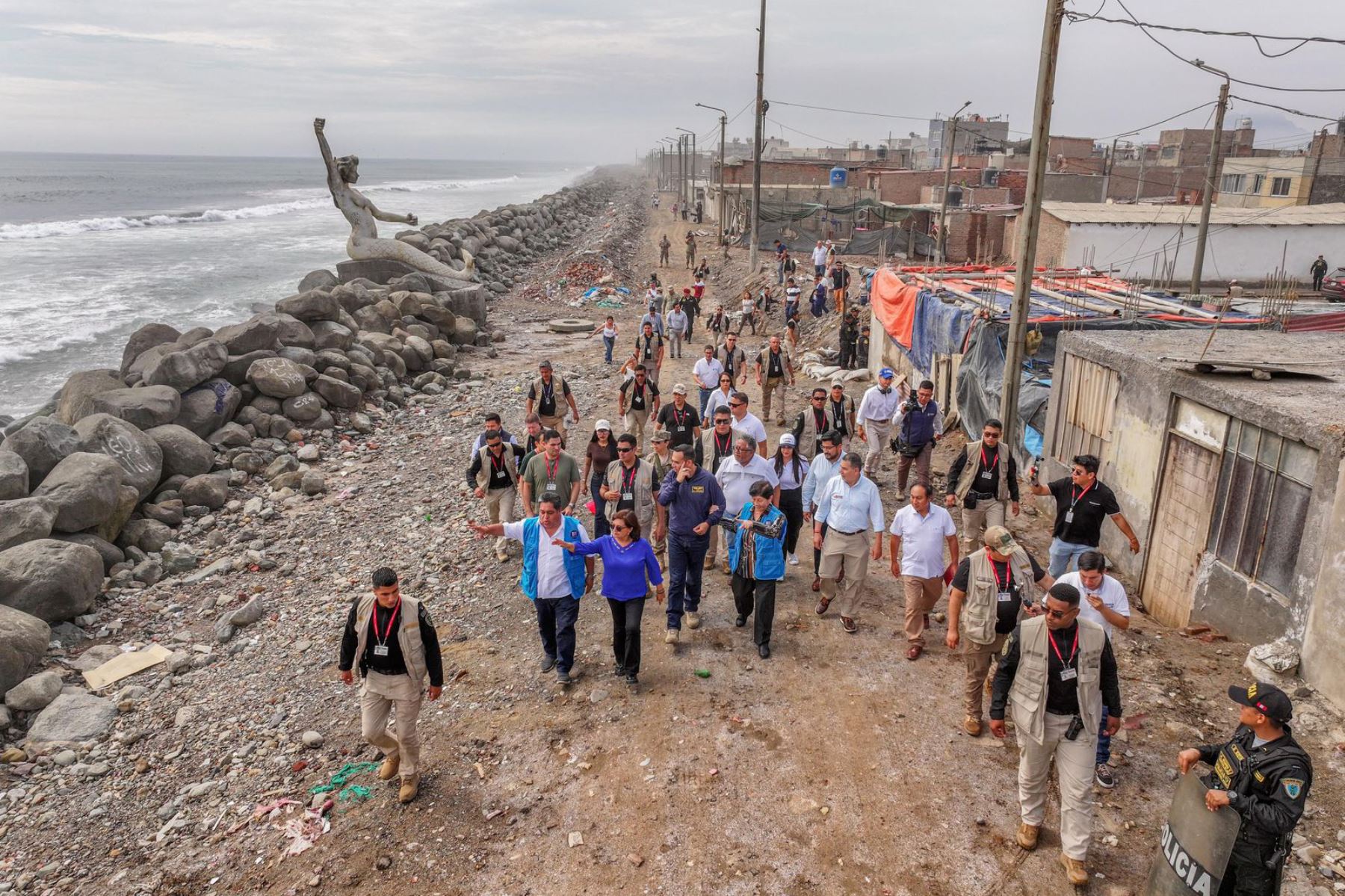 El presidente José Jerí, supervisa esta tarde las acciones de prevención frente a la erosión marina en diversas zonas de los balnearios de Buenos Aires y Huanchaco, en la región La Libertad. 
Foto: ANDINA/ Prensa Presidencia