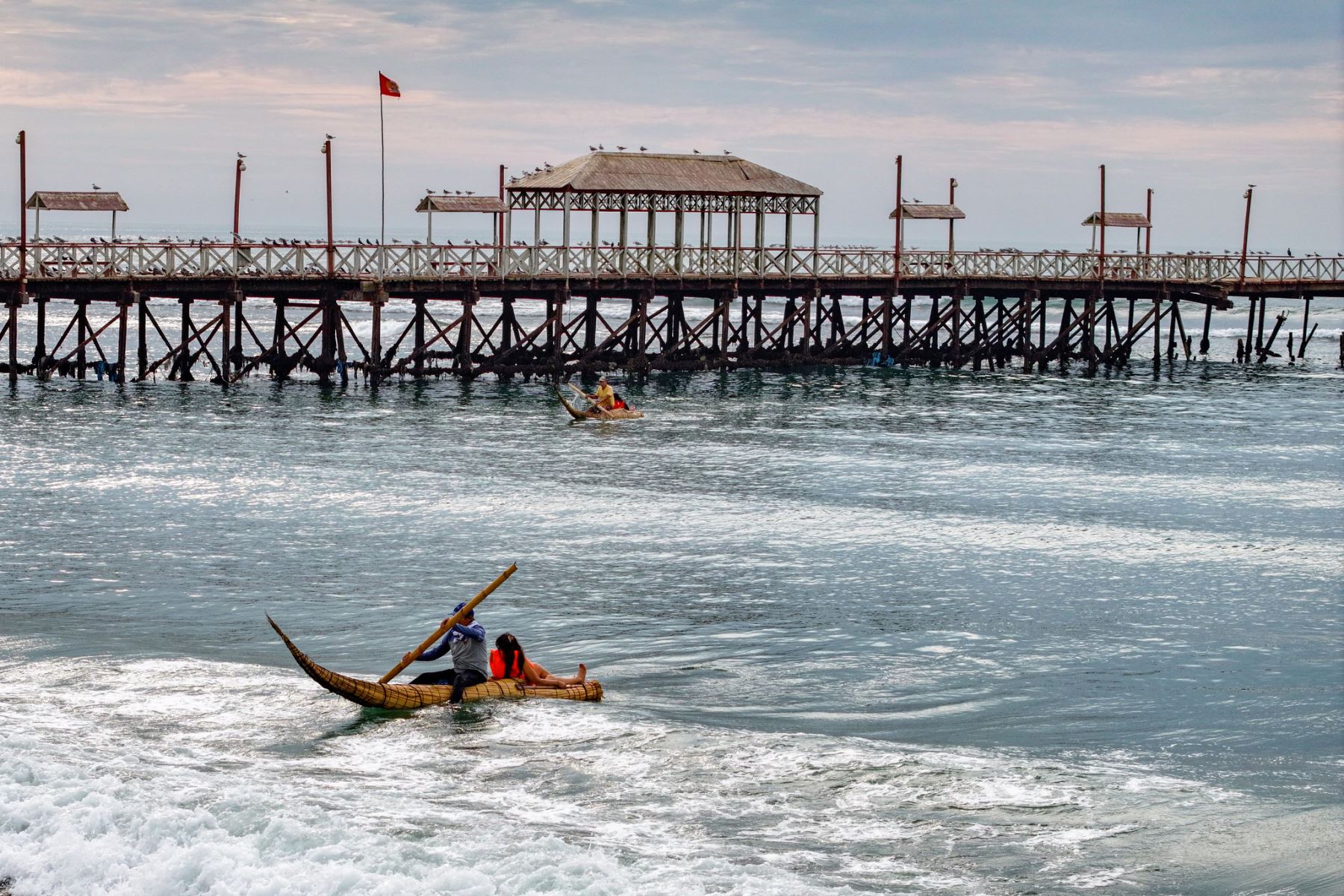 El presidente José Jerí, supervisa esta tarde las acciones de prevención frente a la erosión marina en diversas zonas de los balnearios de Buenos Aires y Huanchaco, en la región La Libertad. 
Foto: ANDINA/ Prensa Presidencia