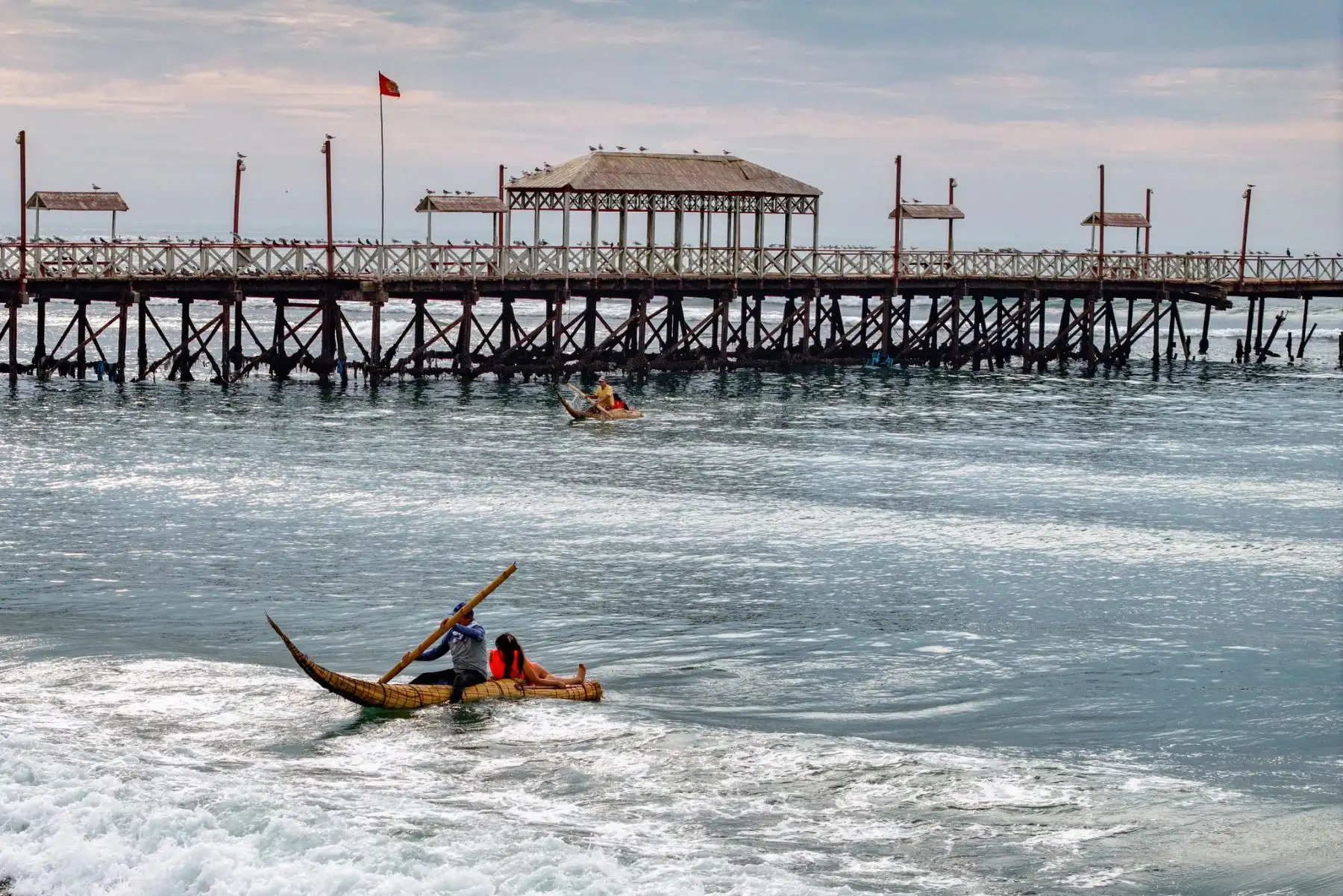 El presidente José Jerí, supervisa esta tarde las acciones de prevención frente a la erosión marina en diversas zonas de los balnearios de Buenos Aires y Huanchaco, en la región La Libertad. 
Foto: ANDINA/ Prensa Presidencia