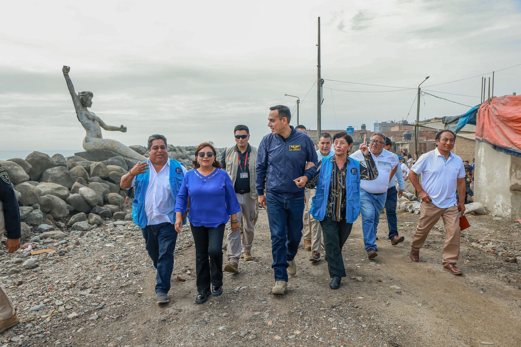 El presidente José Jerí, supervisa esta tarde las acciones de prevención frente a la erosión marina en diversas zonas de los balnearios de Buenos Aires y Huanchaco, en la región La Libertad. 
Foto: ANDINA/ Prensa Presidencia