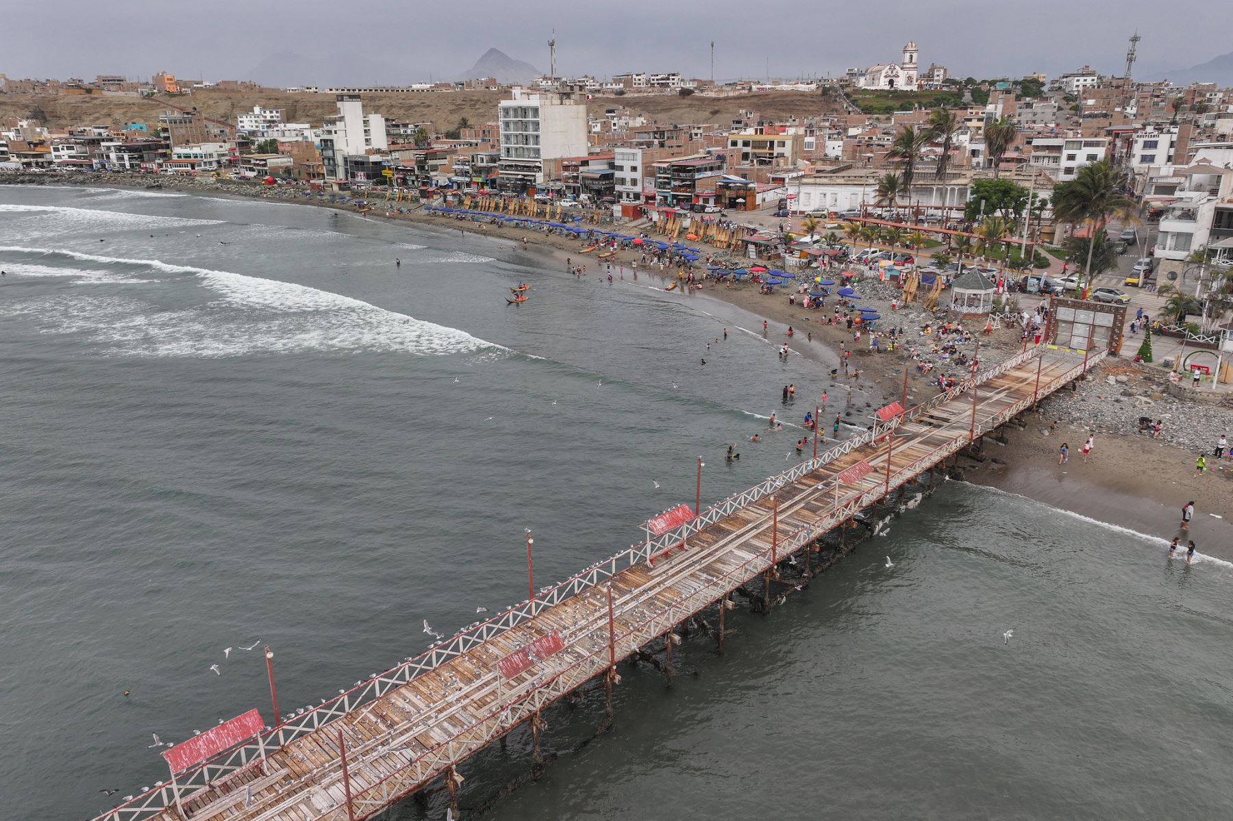 El presidente José Jerí, supervisa esta tarde las acciones de prevención frente a la erosión marina en diversas zonas de los balnearios de Buenos Aires y Huanchaco, en la región La Libertad. 
Foto: ANDINA/ Prensa Presidencia