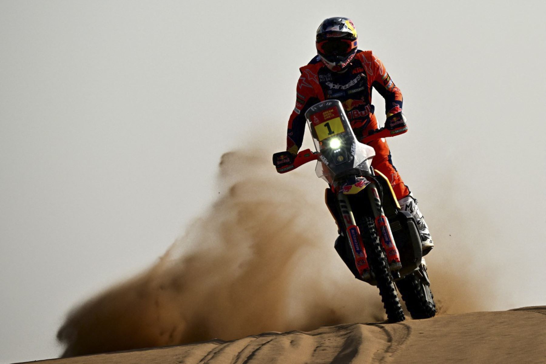 El piloto australiano Daniel Sanders compite con un Ktm 450 Rally Factory en la Etapa 7 de la edición 48a del Rally Dakar 2026, entre Riad y Wadi ad-Dawasir, Arabia Saudita, el 11 de enero de 2026. (Foto de Giuseppe CACACE / AFP)