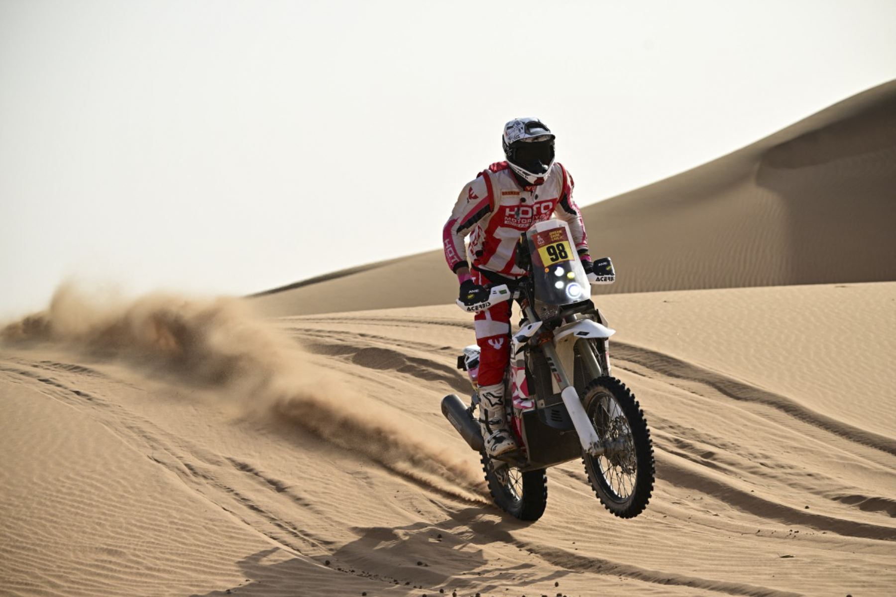 El piloto estadounidense Mason Klein compite con un Hoto Rally en la Etapa 7 de la 48a edición del Rally Dakar 2026, entre Riad y Wadi ad-Dawasir, Arabia Saudita, el 11 de enero de 2026. (Foto de Giuseppe CACACE / AFP)