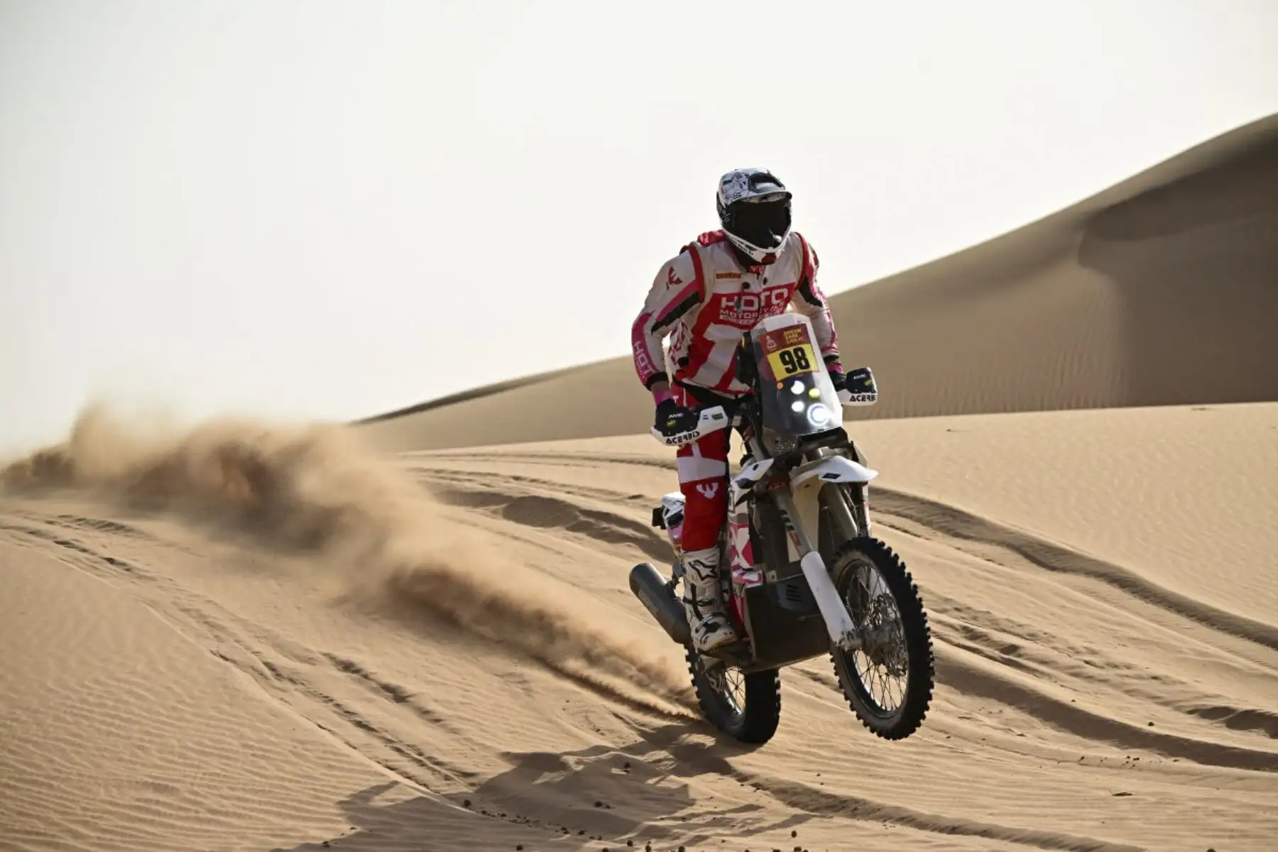 El piloto estadounidense Mason Klein compite con un Hoto Rally en la Etapa 7 de la 48a edición del Rally Dakar 2026, entre Riad y Wadi ad-Dawasir, Arabia Saudita, el 11 de enero de 2026. (Foto de Giuseppe CACACE / AFP)