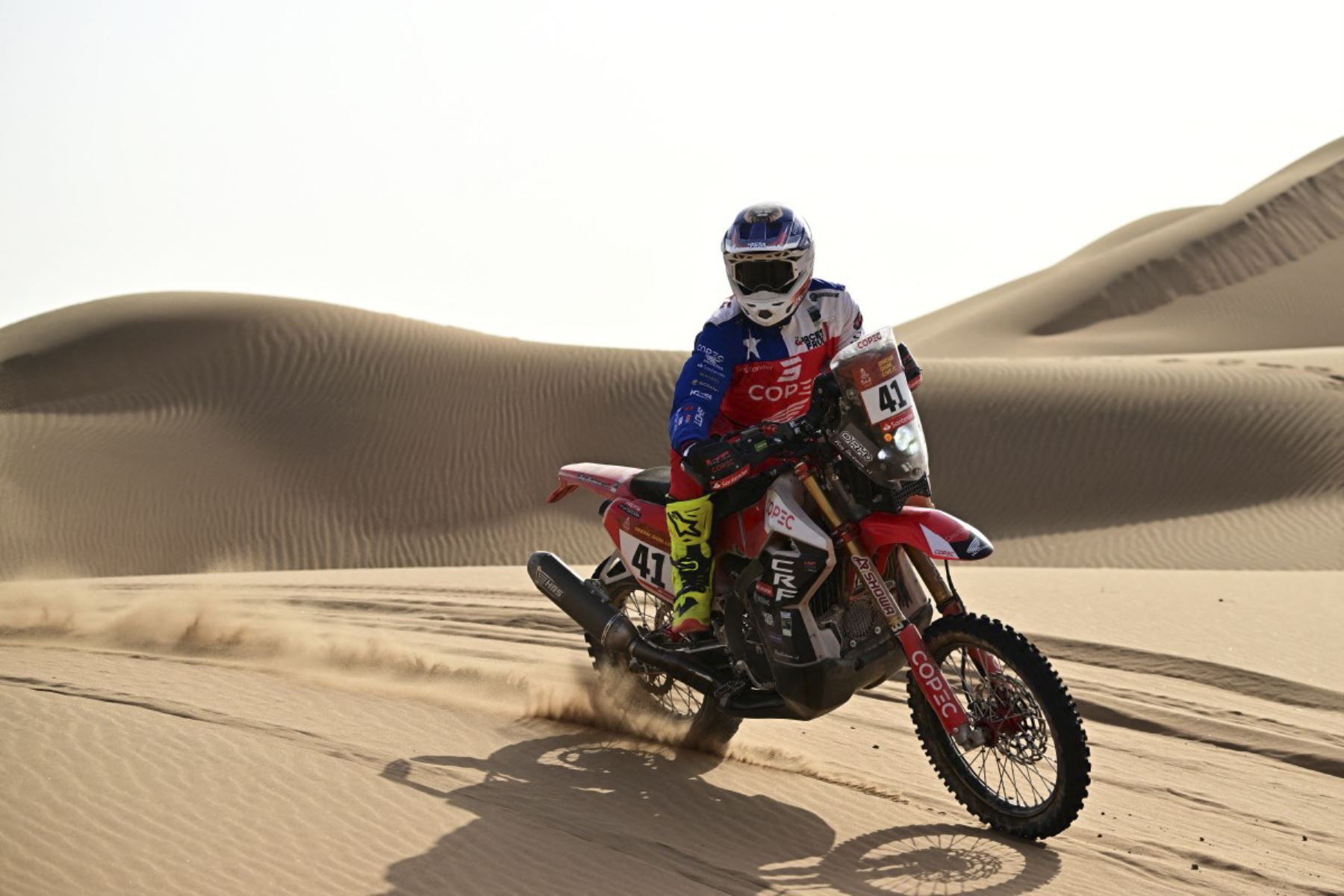 El piloto chileno Ruy Barbosa compite con un Honda Crf 450 en la Etapa 7 de la 48a edición del Rally Dakar 2026, entre Riad y Wadi ad-Dawasir, Arabia Saudita, el 11 de enero de 2026. (Foto de Giuseppe CACACE / AFP)