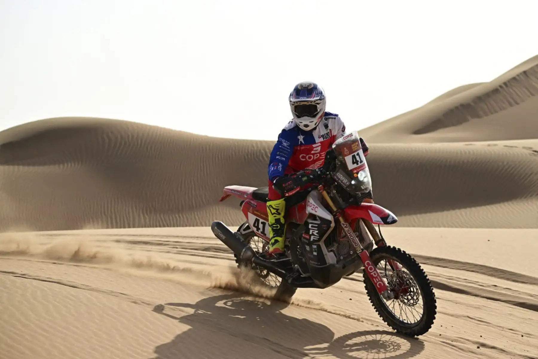 El piloto chileno Ruy Barbosa compite con un Honda Crf 450 en la Etapa 7 de la 48a edición del Rally Dakar 2026, entre Riad y Wadi ad-Dawasir, Arabia Saudita, el 11 de enero de 2026. (Foto de Giuseppe CACACE / AFP)