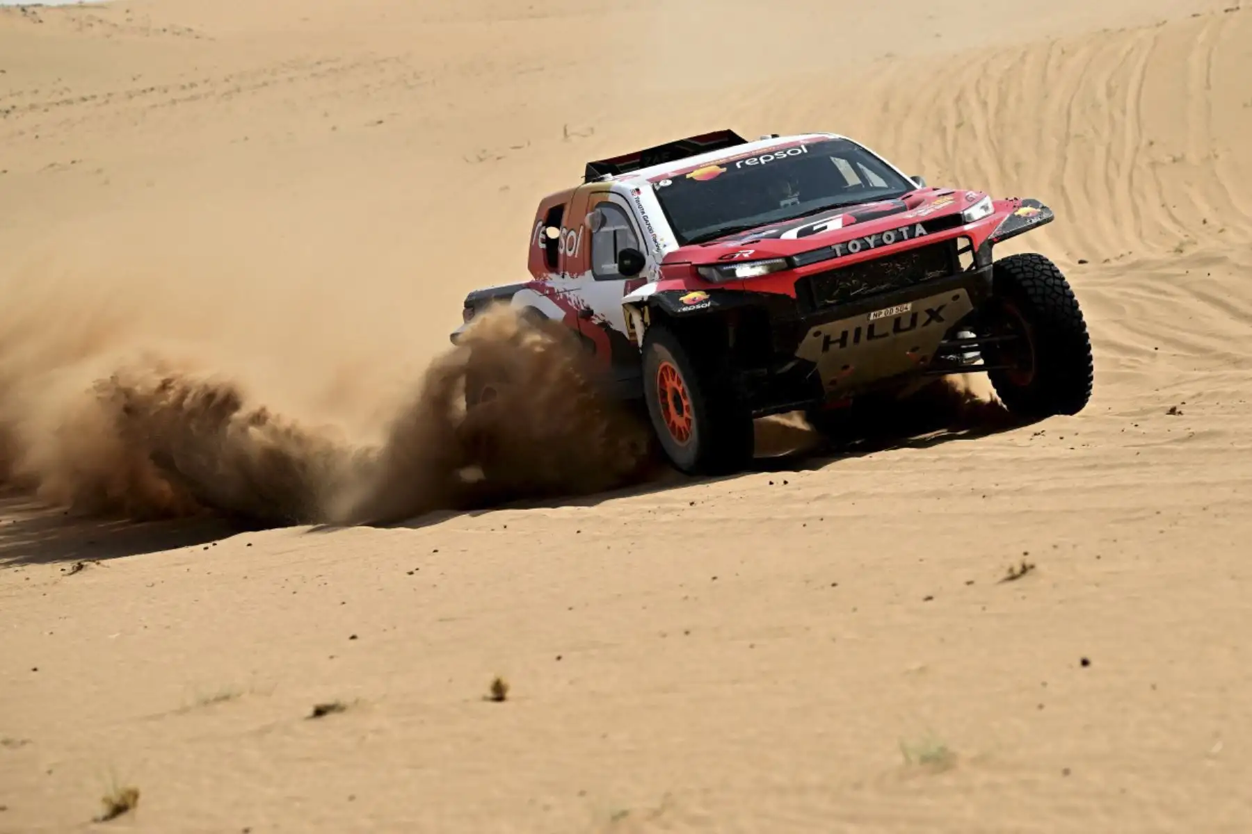 El piloto Brett Cummings compite en la Etapa 7 de la 48a edición del Rally Dakar 2026, entre Riad y Wadi ad-Dawasir, Arabia Saudita, el 11 de enero de 2026. (Foto de Giuseppe CACACE / AFP)