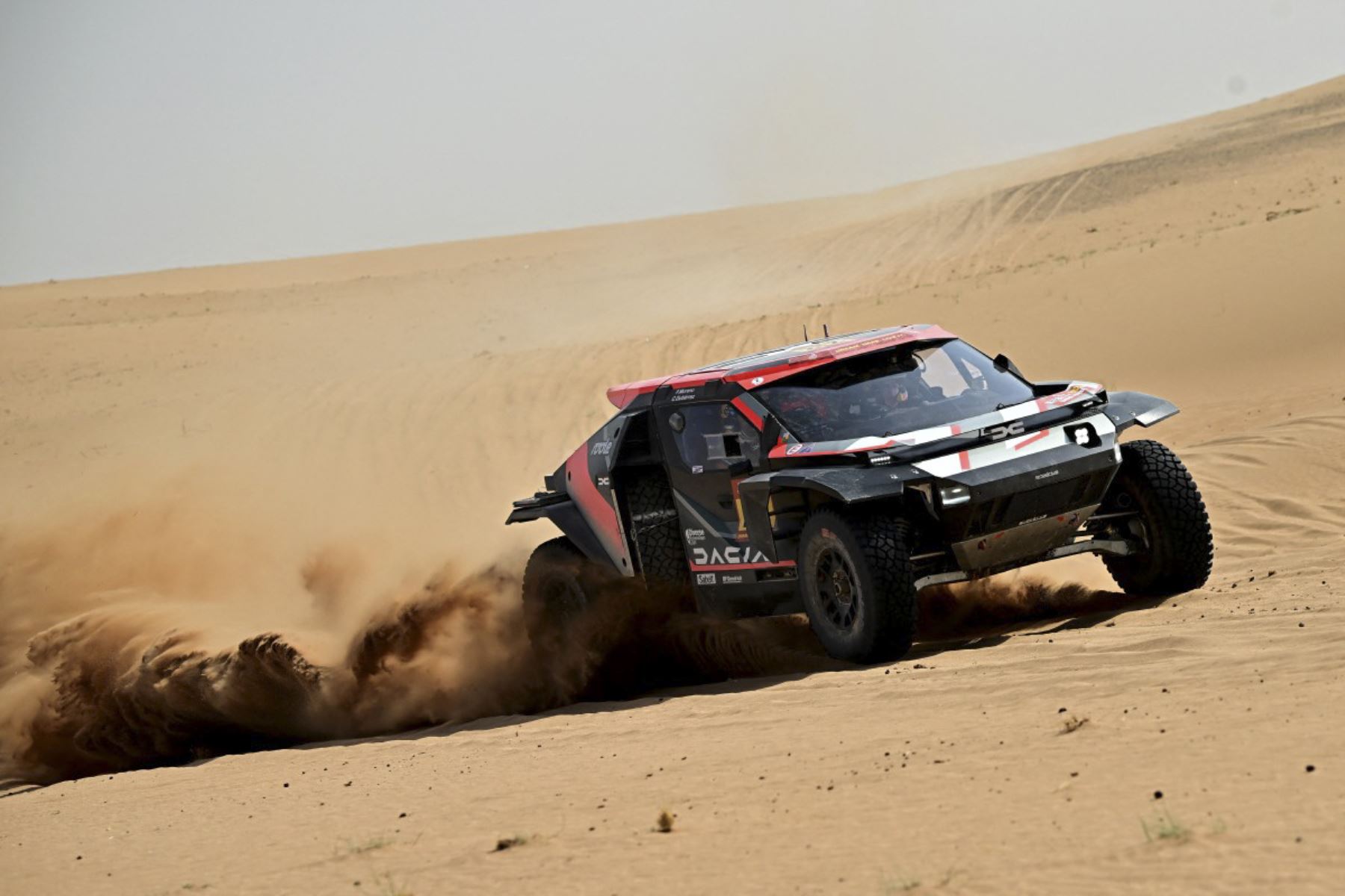 El piloto Dennis Zenz compite en la Etapa 7 de la 48a edición del Rally Dakar 2026, entre Riad y Wadi ad-Dawasir, Arabia Saudita, el 11 de enero de 2026. (Foto de Giuseppe CACACE / AFP)