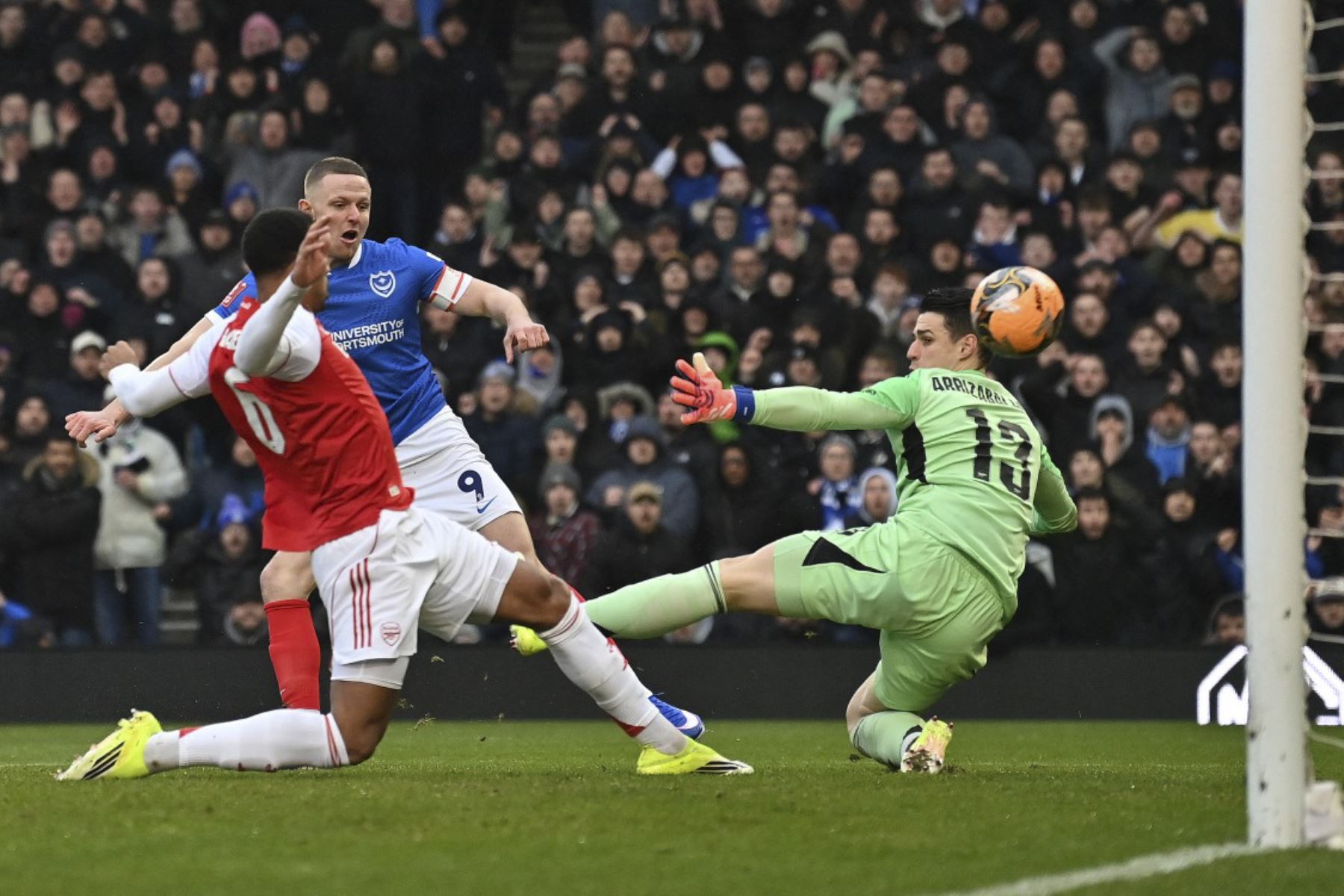 El delantero inglés del Portsmouth #09 Colby Bishop marca el primer gol por delante del portero español del Arsenal #13 Kepa Arrizabalaga durante el partido de fútbol de tercera ronda de la Copa FA de Inglaterra entre Portsmouth y Arsenal en Fratton Park en Portsmouth, sur de Inglaterra, el 11 de enero de 2026. (Foto de Glyn KIRK / AFP)