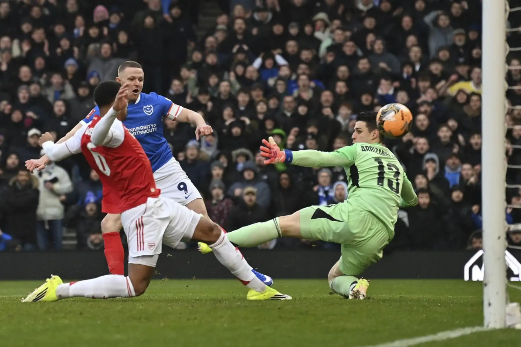 El delantero inglés del Portsmouth #09 Colby Bishop marca el primer gol por delante del portero español del Arsenal #13 Kepa Arrizabalaga durante el partido de fútbol de tercera ronda de la Copa FA de Inglaterra entre Portsmouth y Arsenal en Fratton Park en Portsmouth, sur de Inglaterra, el 11 de enero de 2026. (Foto de Glyn KIRK / AFP)