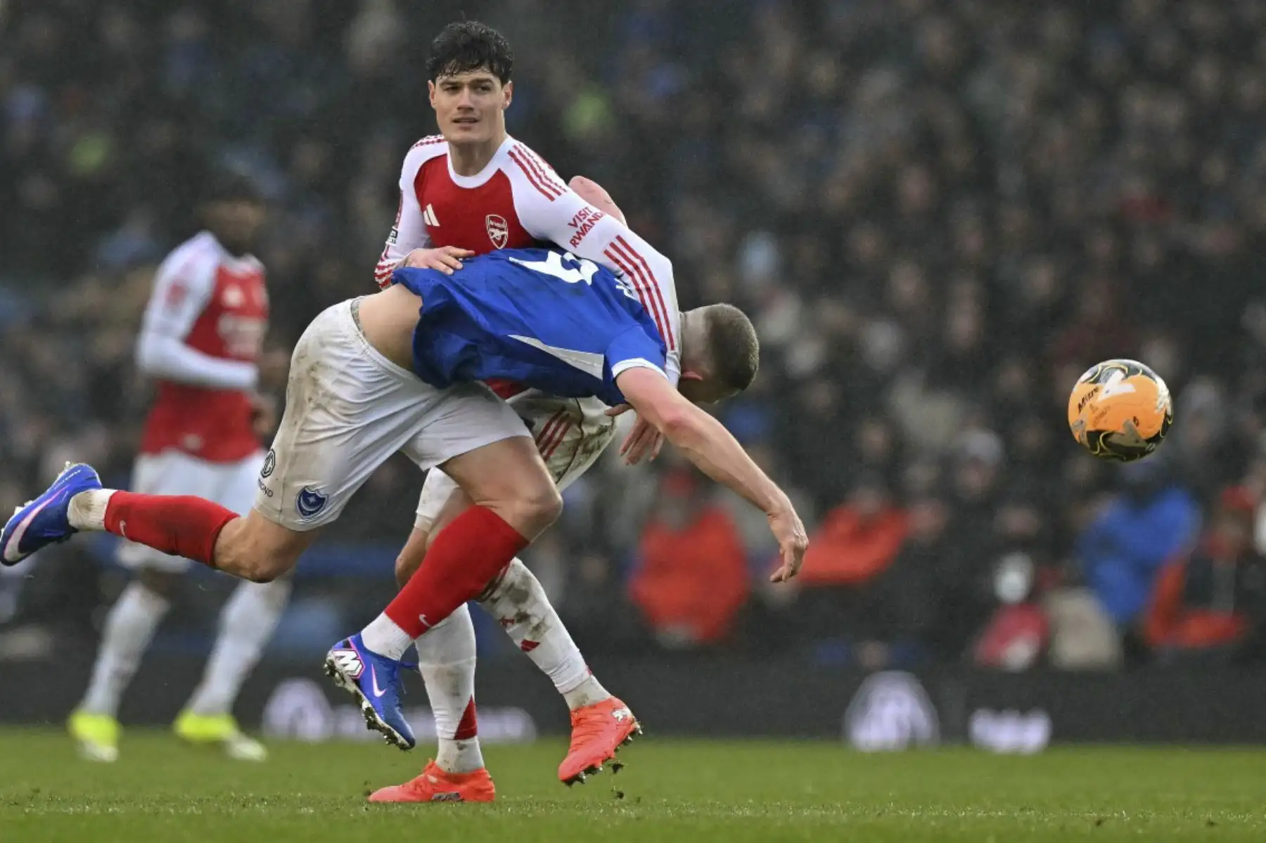 El defensor danés del Arsenal #16 Christian Norgaard y el delantero inglés del Portsmouth #09 Colby Bishop luchan por el balón durante el partido de fútbol de tercera ronda de la Copa FA de Inglaterra entre Portsmouth y Arsenal en Fratton Park en Portsmouth, sur de Inglaterra, el 11 de enero de 2026. (Foto de Glyn KIRK / AFP)