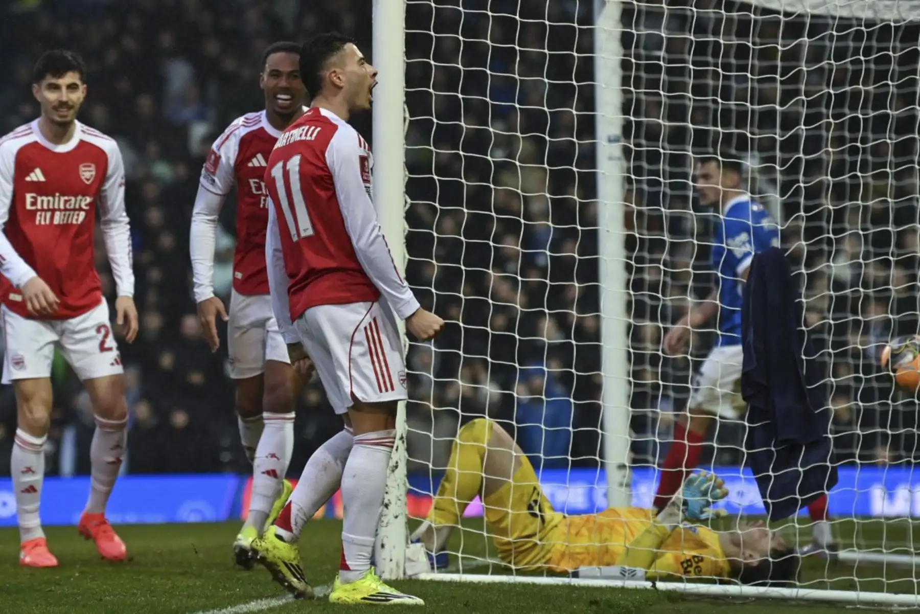 El centrocampista brasileño #11 del Arsenal, Gabriel Martinelli, celebra anotar el cuarto gol del equipo, su hat-trick, durante el partido de fútbol de tercera ronda de la Copa de Inglaterra entre Portsmouth y Arsenal en Fratton Park en Portsmouth, al sur de Inglaterra, el 11 de enero de 2026. (Foto de Glyn KIRK / AFP)