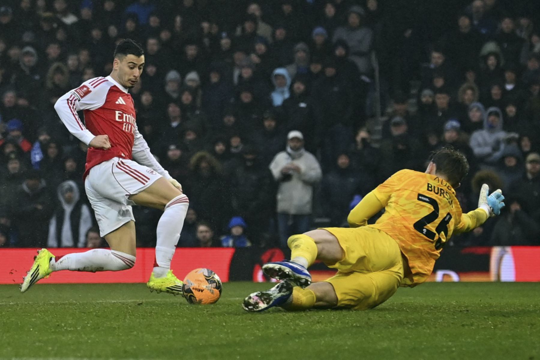 El centrocampista brasileño #11 del Arsenal, Gabriel Martinelli, anota el tercer gol del equipo, su segundo, durante el partido de fútbol de tercera ronda de la Copa de Inglaterra entre Portsmouth y Arsenal en Fratton Park en Portsmouth, al sur de Inglaterra, el 11 de enero de 2026. (Foto de Glyn KIRK / AFP)