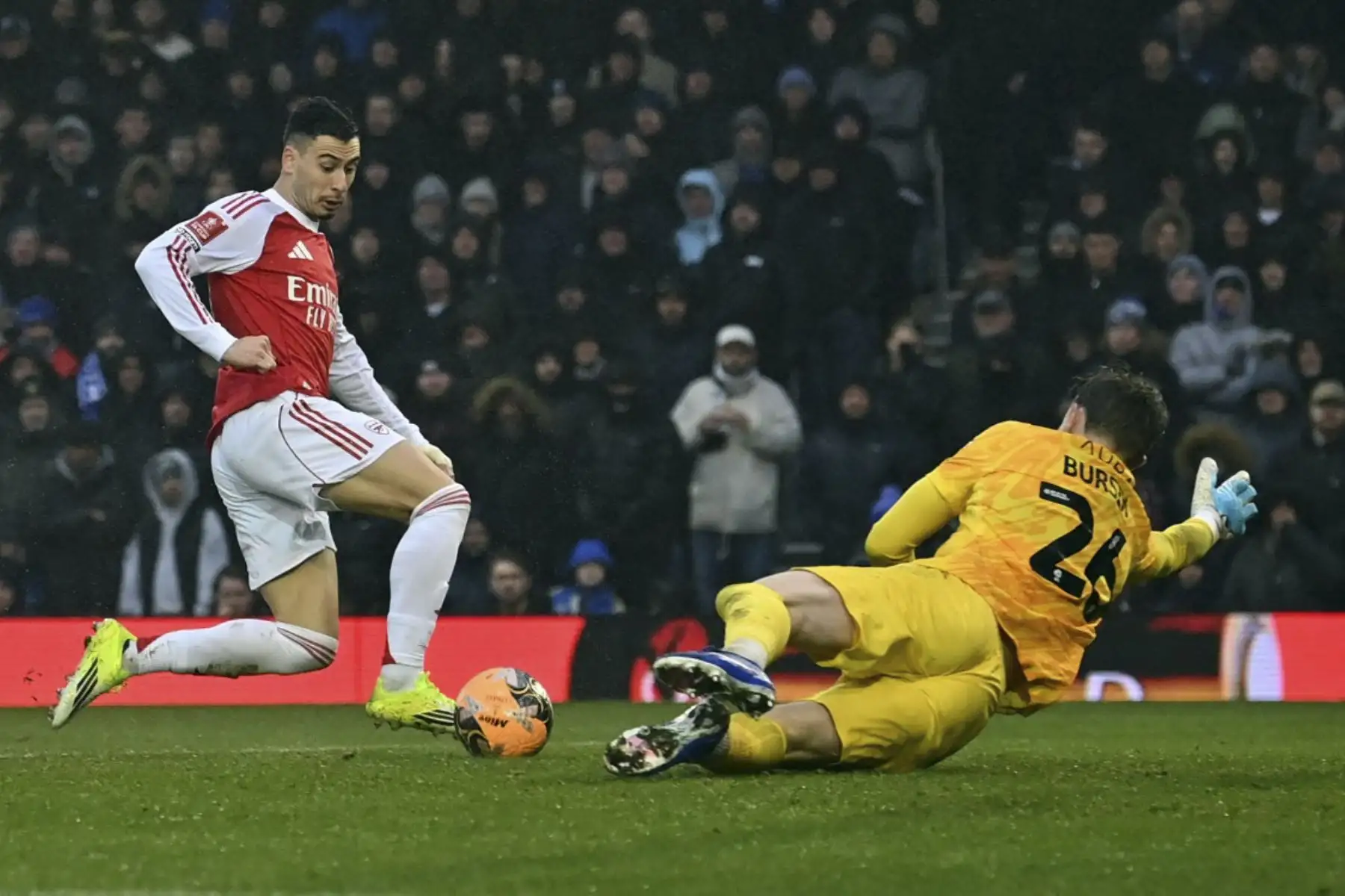 El centrocampista brasileño #11 del Arsenal, Gabriel Martinelli, anota el tercer gol del equipo, su segundo, durante el partido de fútbol de tercera ronda de la Copa de Inglaterra entre Portsmouth y Arsenal en Fratton Park en Portsmouth, al sur de Inglaterra, el 11 de enero de 2026. (Foto de Glyn KIRK / AFP)