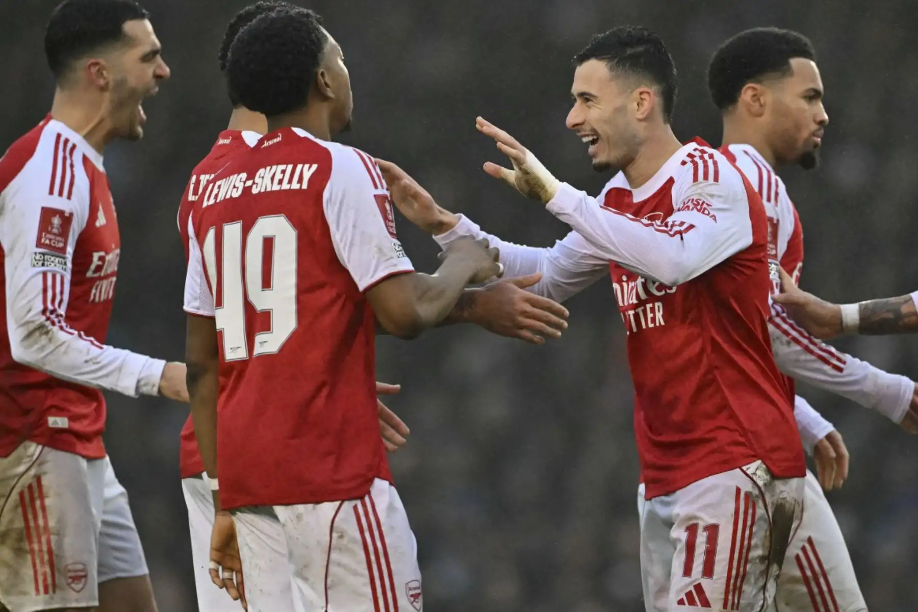 El centrocampista brasileño #11 del Arsenal, Gabriel Martinelli (2R), celebra anotar el tercer gol del equipo durante el partido de fútbol de tercera ronda de la FA Cup de Inglaterra entre Portsmouth y Arsenal en Fratton Park en Portsmouth, al sur de Inglaterra, el 11 de enero de 2026. (Foto de Glyn KIRK / AFP)
