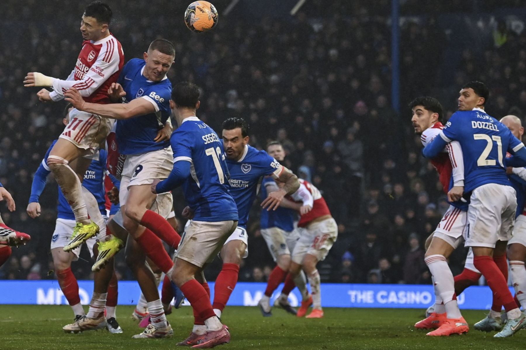 El centrocampista brasileño #11 del Arsenal, Gabriel Martinelli, cabecea el balón para marcar el cuarto gol del equipo, su hat-trick, durante el partido de fútbol de tercera ronda de la FA Cup de Inglaterra entre Portsmouth y Arsenal en Fratton Park en Portsmouth, al sur de Inglaterra, el 11 de enero de 2026. (Foto de Glyn KIRK / AFP)