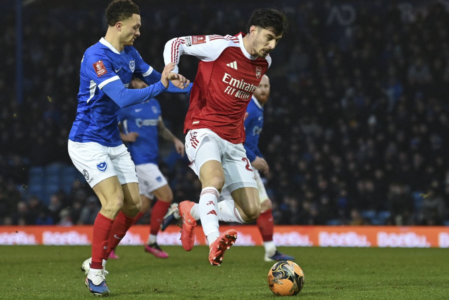 El defensor inglés del Portsmouth #02 Jordan Williams (izquierda) compite con el centrocampista alemán del Arsenal #29 Kai Havertz durante el partido de fútbol de tercera ronda de la Copa de Inglaterra entre Portsmouth y Arsenal en Fratton Park en Portsmouth, sur de Inglaterra, el 11 de enero de 2026. (Foto de Glyn KIRK / AFP)