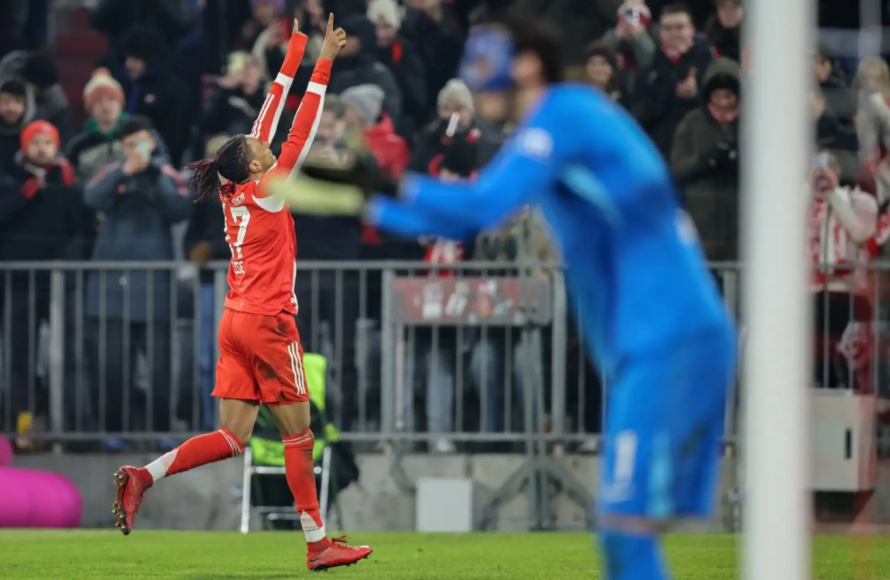 El centrocampista francés #17 del Bayern de Múnich, Michael Olise, celebra anotar el gol de 3-1 sobre el portero polaco del Wolfsburg #01 Kamil Grabara (R) durante el partido de fútbol de primera división alemana de la Bundesliga entre el FC Bayern Munich y el VfL Wolfsburg en Munich, sur de Alemania, el 11 de enero de 2026. (Foto de Alexandra BEIER / AFP)