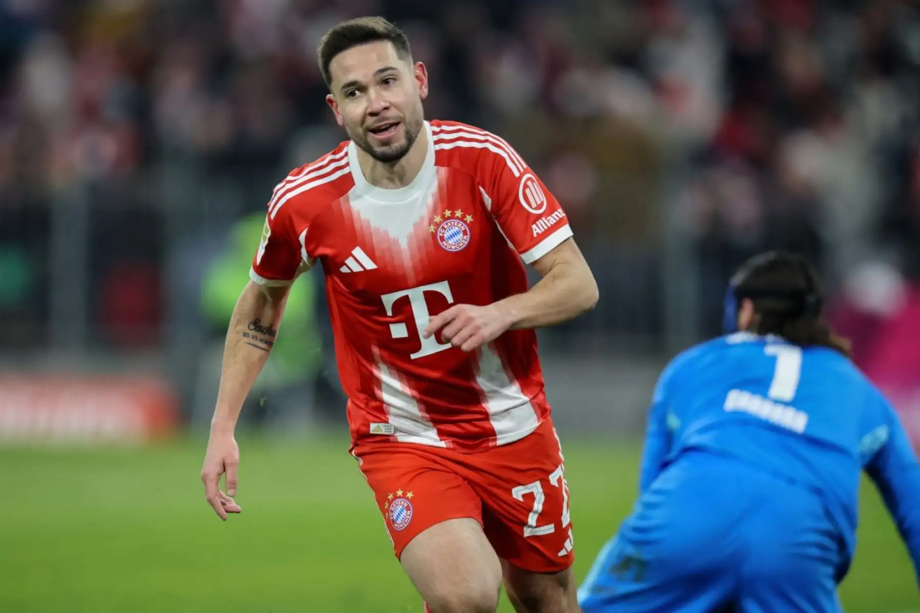 El defensor portugués #22 del Bayern de Múnich, Raphael Guerreiro, celebra marcar el gol de 5-1 durante el partido de fútbol de la Bundesliga de primera división alemana entre el FC Bayern de Múnich y el VfL Wolfsburg en Múnich, sur de Alemania, el 11 de enero de 2026. (Foto de Alexandra BEIER / AFP)