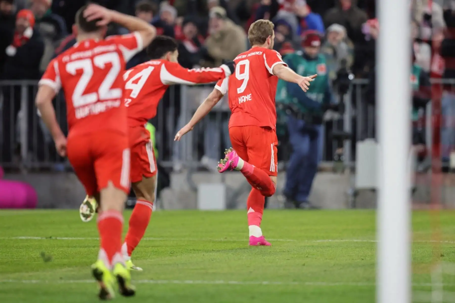 El delantero inglés del Bayern de Múnich #09 Harry Kane (derecha) celebra marcar el gol de 6-1 con sus compañeros de equipo durante el partido de fútbol de la primera división alemana de la Bundesliga entre el FC Bayern de Múnich y el VfL Wolfsburg en Múnich, al sur de Alemania, el 11 de enero de 2026. (Foto de Alexandra BEIER / AFP)