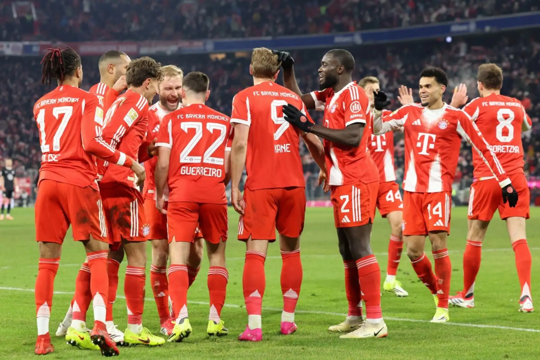 El delantero inglés #09 del Bayern de Múnich, Harry Kane (C), celebra anotar el gol de 6-1 con sus compañeros de equipo durante el partido de fútbol de primera división alemana de la Bundesliga entre el FC Bayern de Múnich y el VfL Wolfsburg en Múnich, sur de Alemania, el 11 de enero de 2026. (Foto de Alexandra BEIER / AFP)