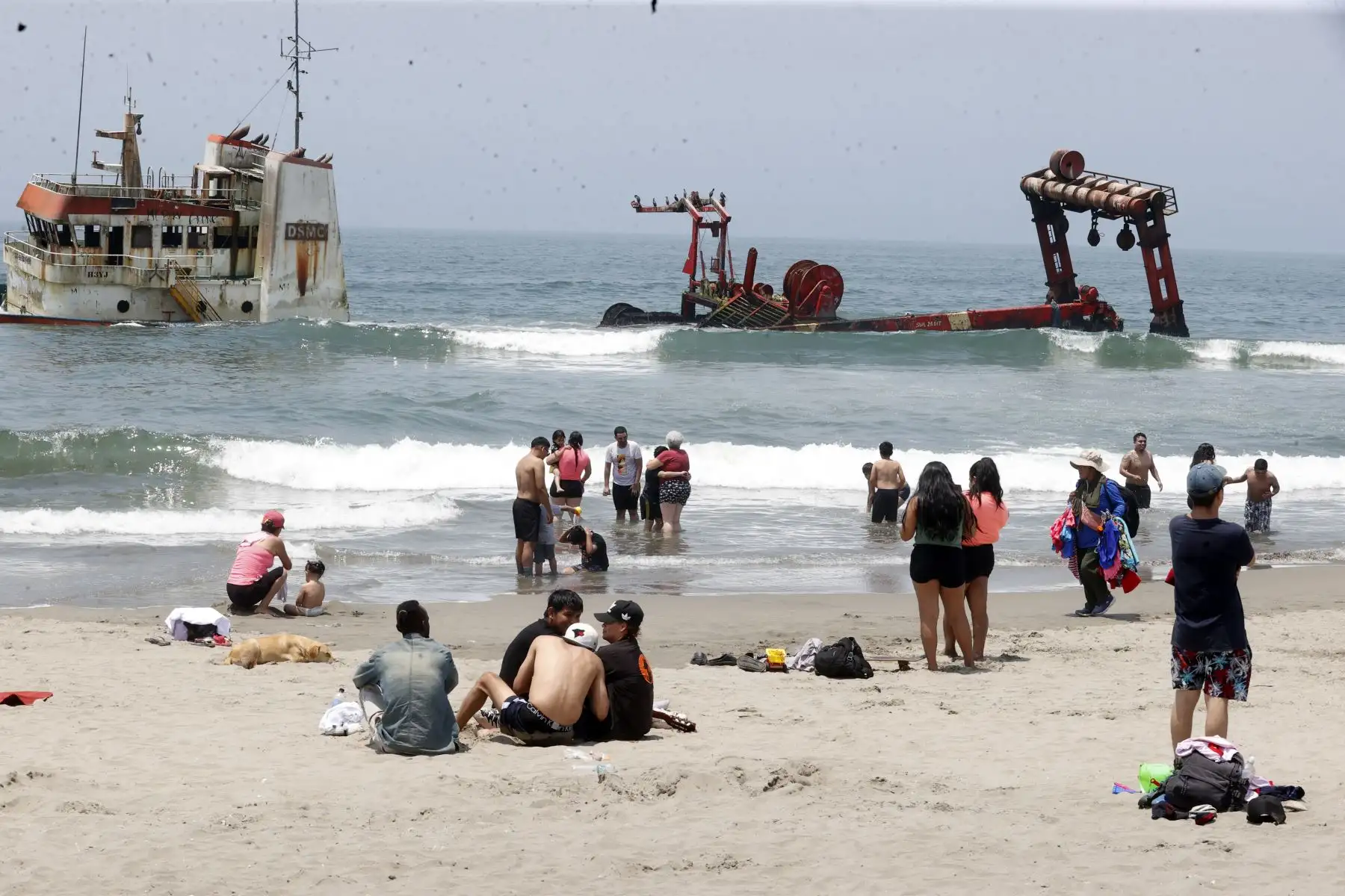 Desde tempranas horas del día, llegan una gran cantidad de bañistas al balneario Costa Azul de Ventanilla, en compañía de familiares y amigos para disfrutar del buen sol.
Foto: ANDINA/Vidal Tarqui
