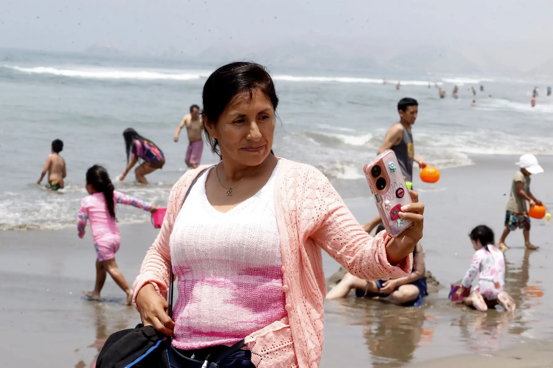 Desde tempranas horas del día, llegan una gran cantidad de bañistas al balneario Costa Azul de Ventanilla, en compañía de familiares y amigos para disfrutar del buen sol.
Foto: ANDINA/Vidal Tarqui
