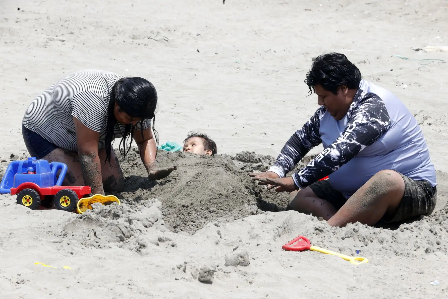 Tempranas horas de la mañana llegan, una gran cantidad llega a la playa de Ventanilla, para disfrutar del mar. Grupos de familiares y amigos aprovecharon el día.
Foto: ANDINA/Vidal Tarqui