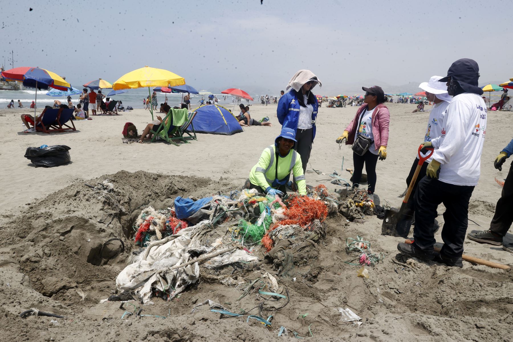 Desde tempranas horas del día, llegan una gran cantidad de bañistas al balneario Costa Azul de Ventanilla, en compañía de familiares y amigos para disfrutar del buen sol.
Foto: ANDINA/Vidal Tarqui