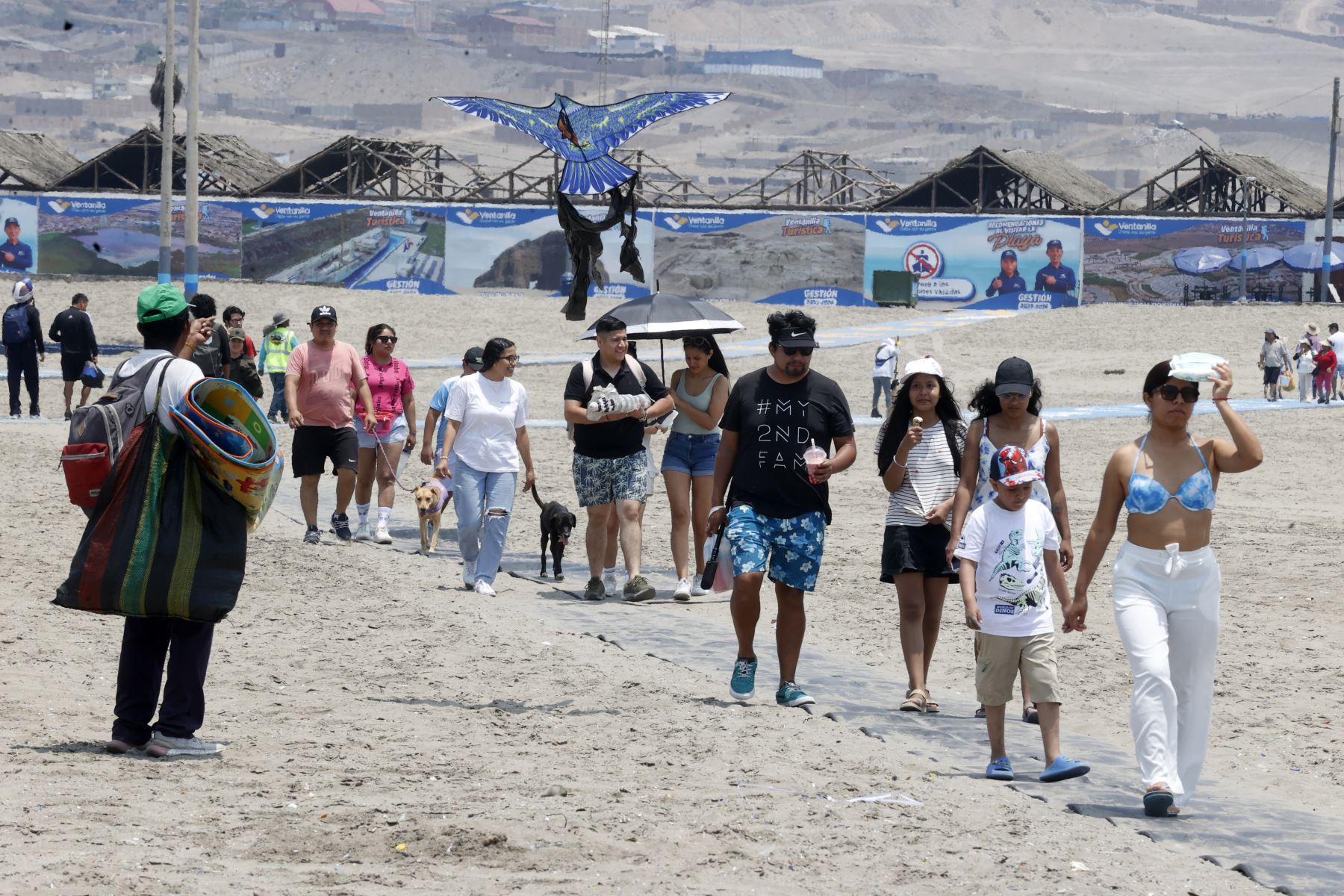 Desde tempranas horas del día, llegan una gran cantidad de bañistas al balneario Costa Azul de Ventanilla, en compañía de familiares y amigos para disfrutar del buen sol.
Foto: ANDINA/Vidal Tarqui