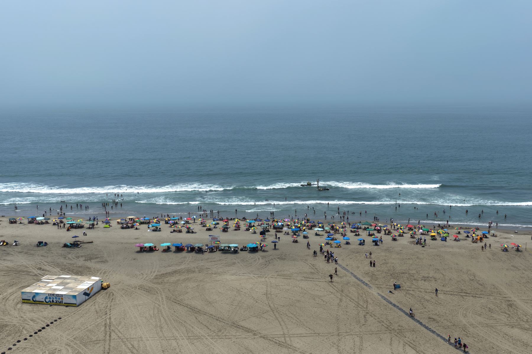 Desde tempranas horas del día, llegan una gran cantidad de bañistas al balneario Costa Azul de Ventanilla, en compañía de familiares y amigos para disfrutar del buen sol.
Foto: ANDINA/Vidal Tarqui