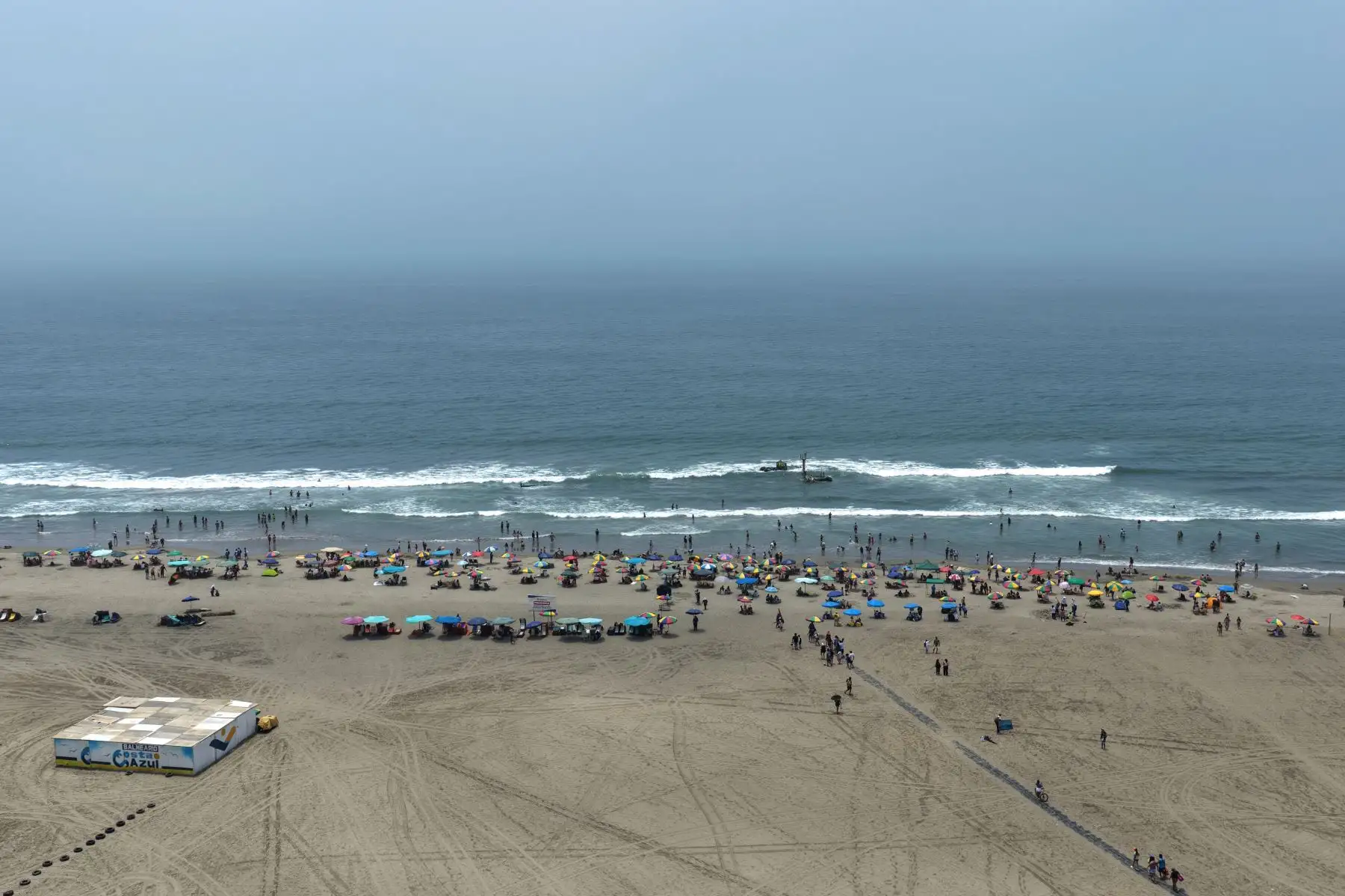 Desde tempranas horas del día, llegan una gran cantidad de bañistas al balneario Costa Azul de Ventanilla, en compañía de familiares y amigos para disfrutar del buen sol.
Foto: ANDINA/Vidal Tarqui