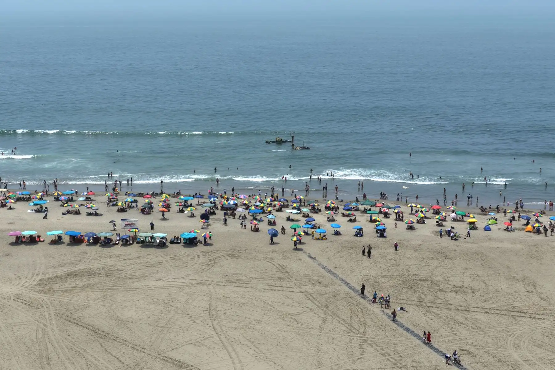 Desde tempranas horas del día, llegan una gran cantidad de bañistas al balneario Costa Azul de Ventanilla, en compañía de familiares y amigos para disfrutar del buen sol.
Foto: ANDINA/Vidal Tarqui