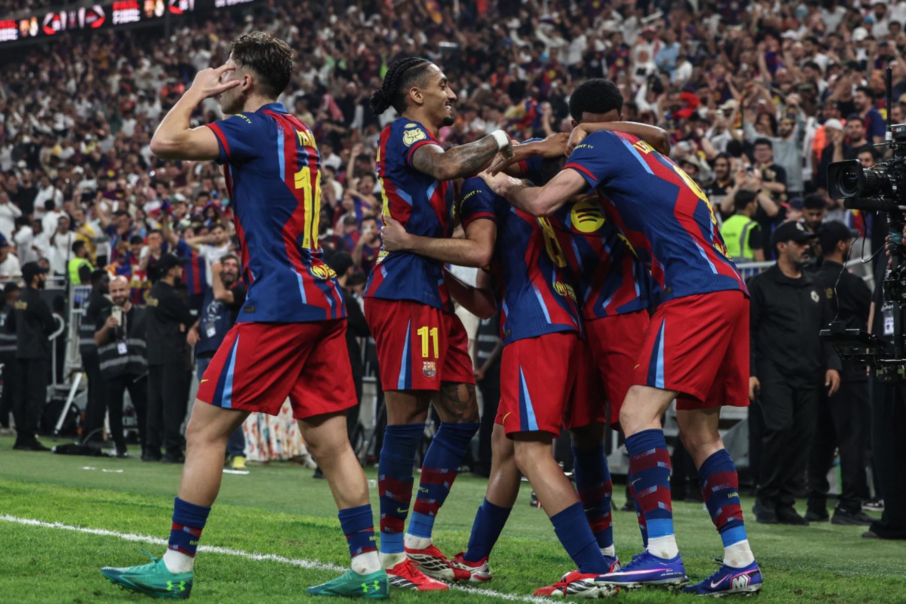 El delantero polaco  del Barcelona, ​​Robert Lewandowski, celebra con sus compañeros tras marcar el segundo gol de su equipo durante la final de la Supercopa de España entre el FC Barcelona y el Real Madrid en el Estadio Rey Abdullah en Yeddah.
Foto: AFP
