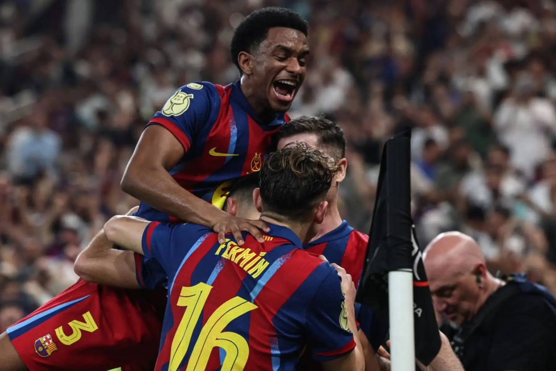Los jugadores del Barcelona celebran después de que el delantero polaco Robert Lewandowski anotara el segundo gol de su equipo durante el partido final de la Supercopa de España entre el FC Barcelona y el Real Madrid en el Estadio Rey Abdullah en Yeddah.
Foto: afp