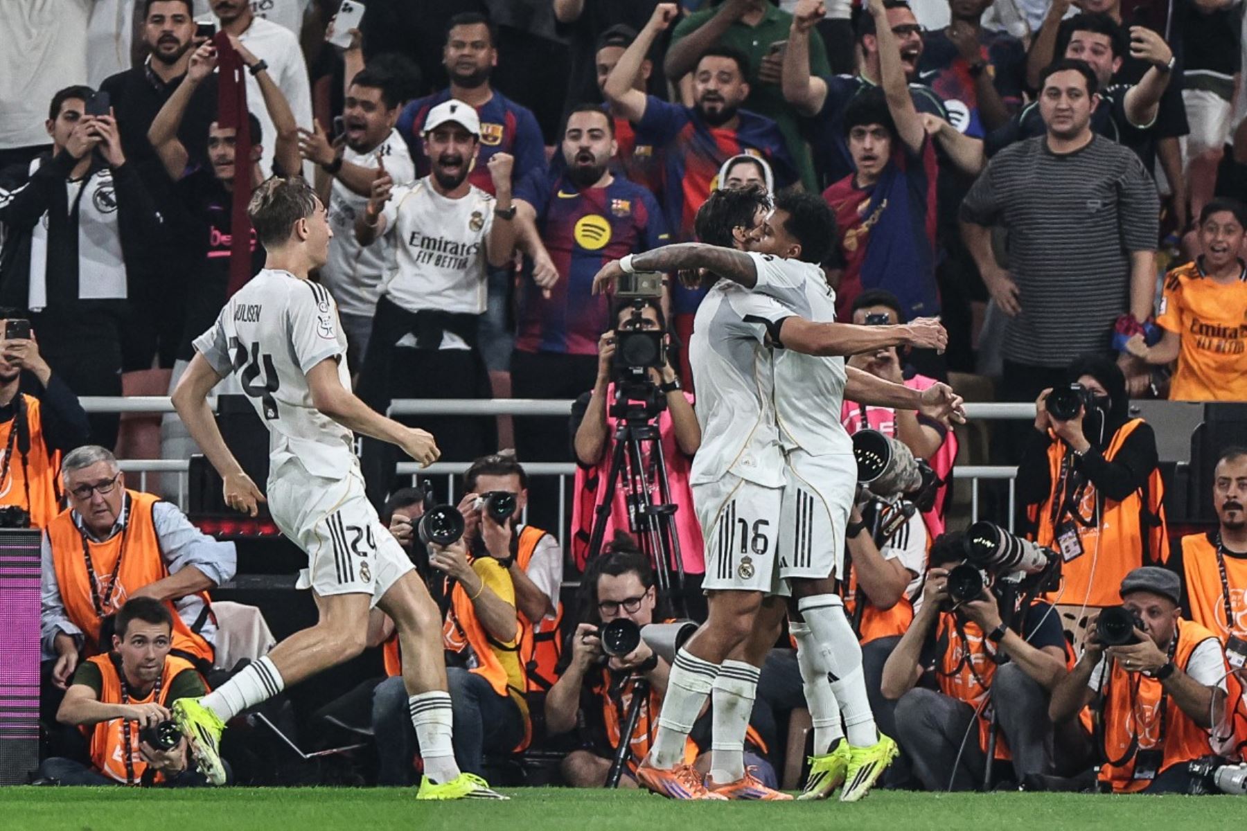 El delantero español del Real Madrid, Gonzalo García, celebra con sus compañeros tras marcar el segundo gol de su equipo durante la final de la Supercopa de España entre el FC Barcelona y el Real Madrid en el Estadio Rey Abdullah en Yeddah.
Foto: AFP
