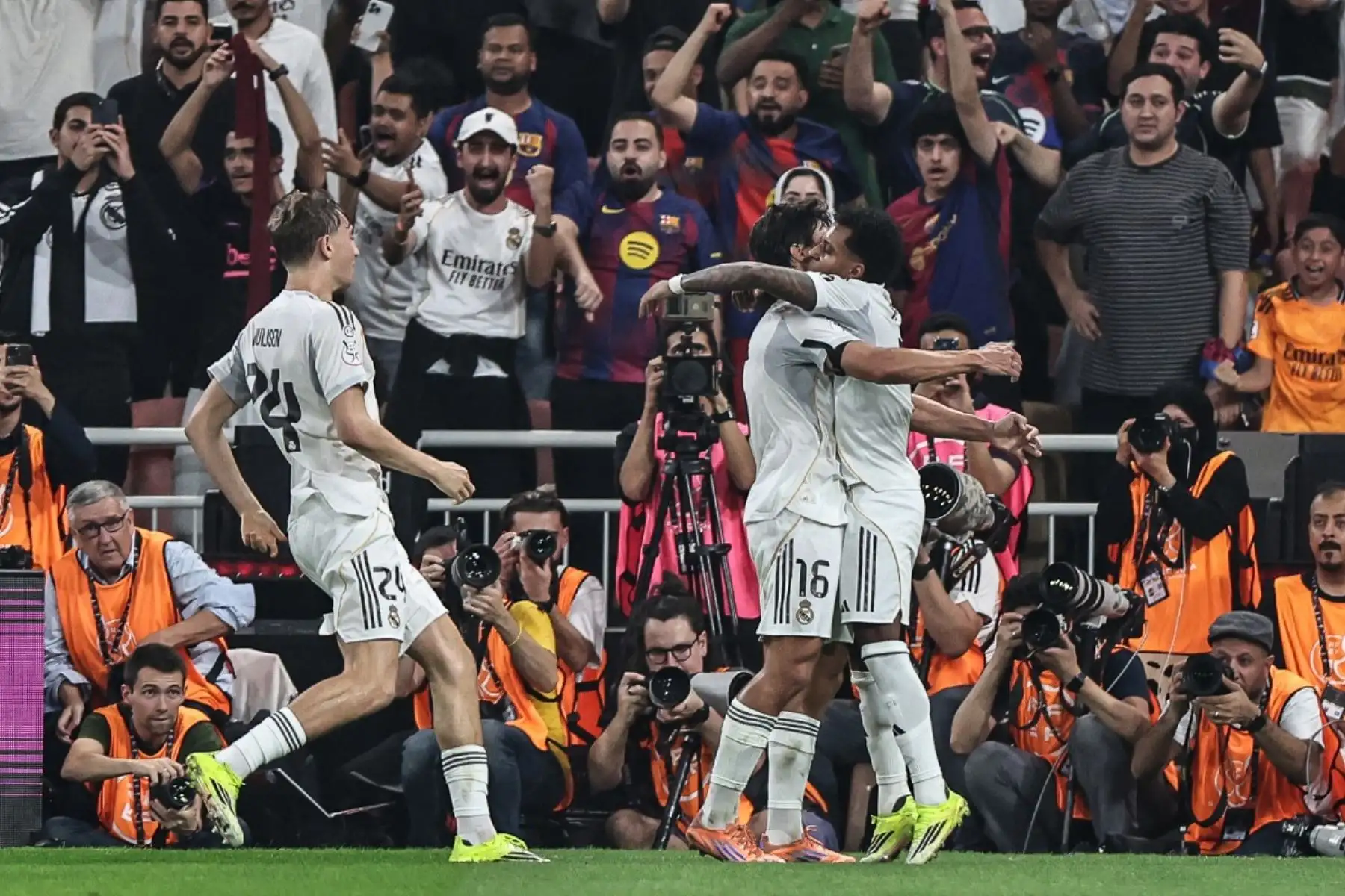 El delantero español del Real Madrid, Gonzalo García, celebra con sus compañeros tras marcar el segundo gol de su equipo durante la final de la Supercopa de España entre el FC Barcelona y el Real Madrid en el Estadio Rey Abdullah en Yeddah.
Foto: AFP