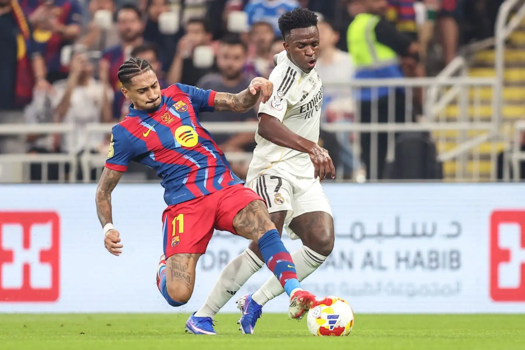 El delantero brasileño del Barcelona, ​​Raphinha y el delantero brasileño del Real Madrid, Vinicius Junior, luchan por el balón durante la final de la Supercopa de España entre el FC Barcelona y el Real Madrid en el Estadio Rey Abdullah en Yeddah.
Foto: AFP