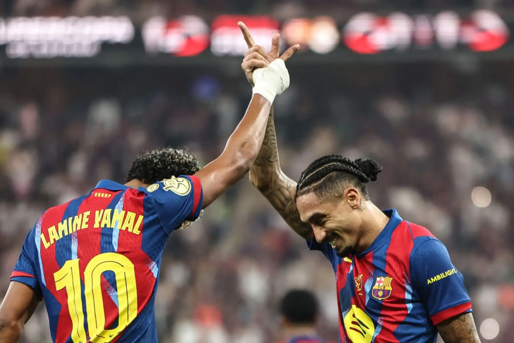 El delantero brasileño del Barcelona, ​​Raphinha , celebra tras anotar el primer gol de su equipo con el delantero español #10 del Barcelona, ​​Lamine Yamal, durante la final de la Supercopa de España entre el FC Barcelona y el Real Madrid en el Estadio Rey Abdullah en Yeddah.
Foto: AFP