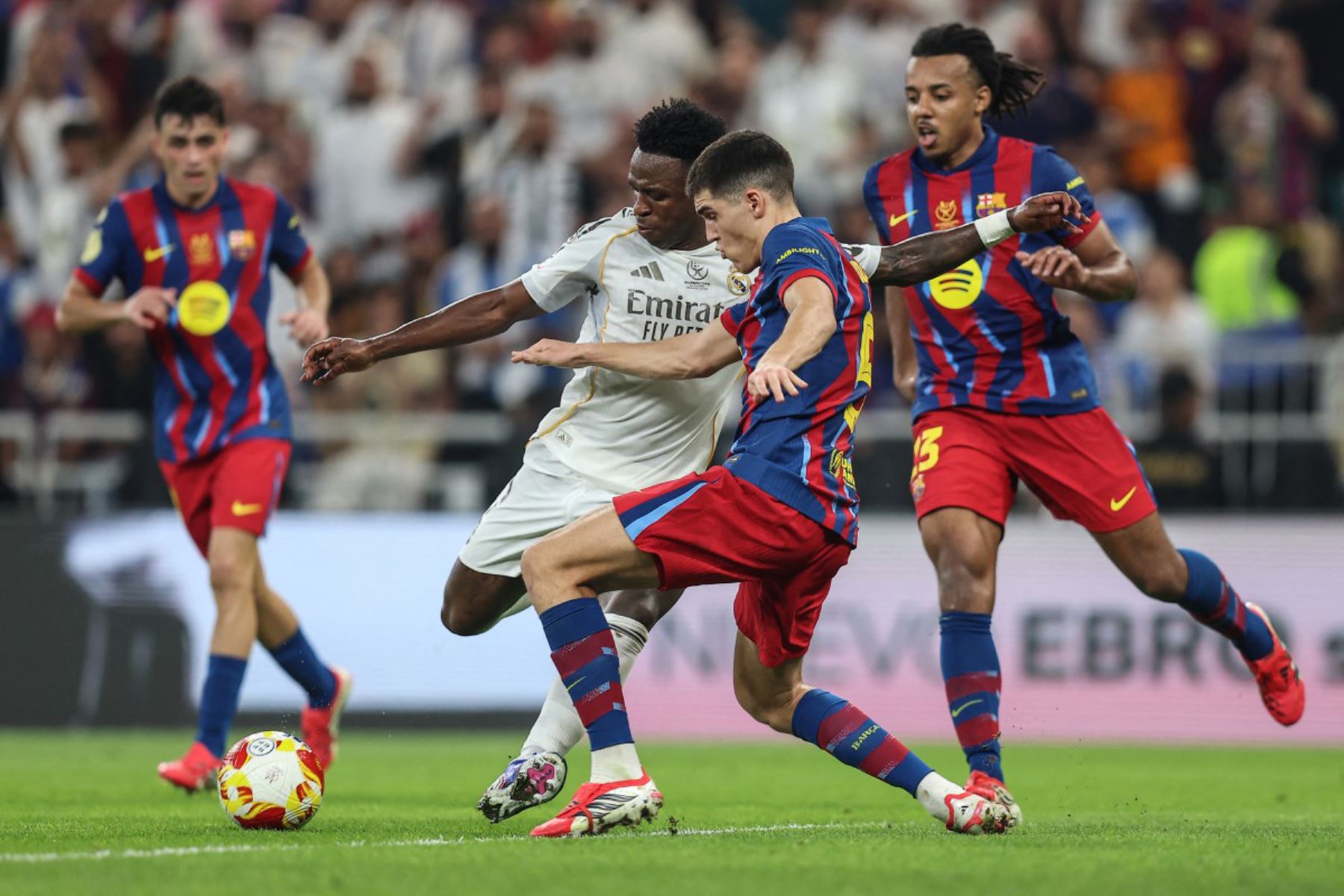 El delantero brasileño del Real Madrid, Vinicius Junior , y el defensa español del Barcelona, ​​Pau Cubarsi, luchan por el balón durante la final de la Supercopa de España entre el FC Barcelona y el Real Madrid en el Estadio Rey Abdullah en Yeddah.
Foto: AFP