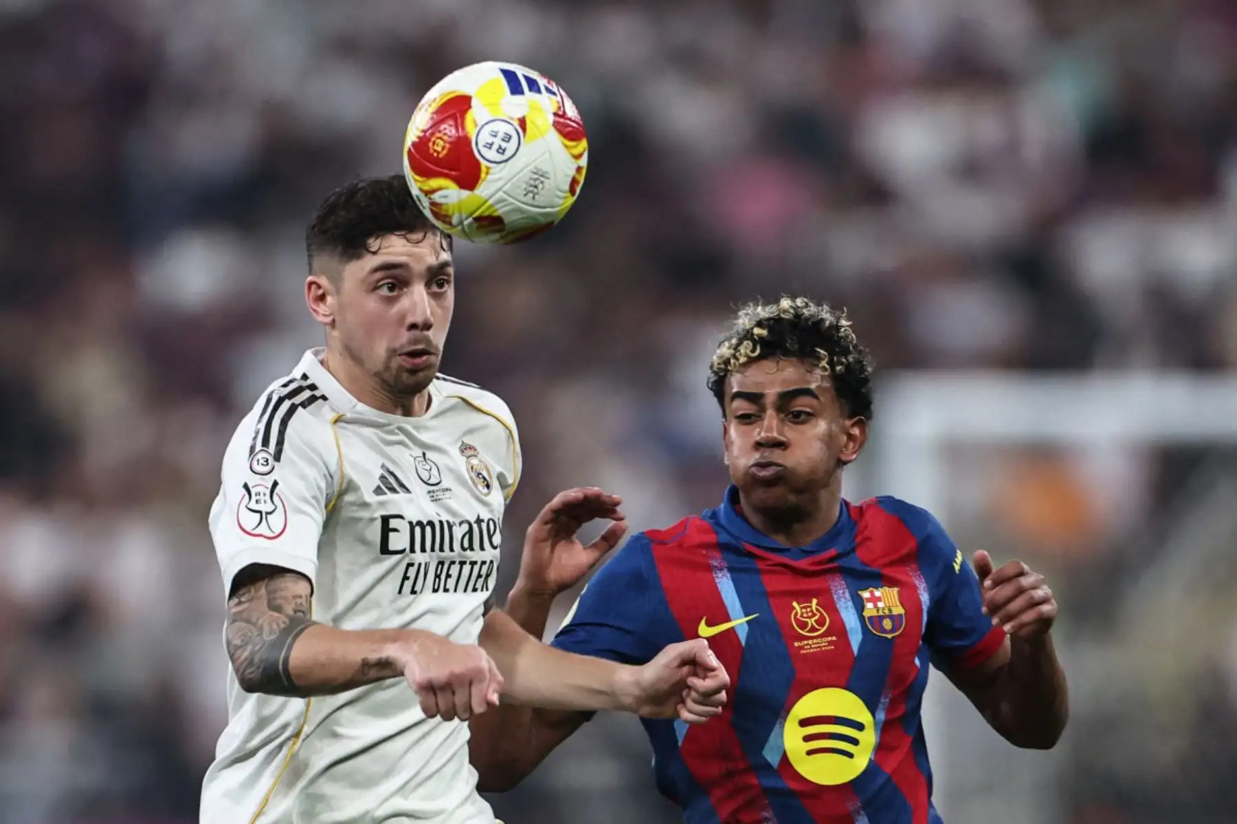 El centrocampista uruguayo del Real Madrid Federico Valverde y el delantero español del Barcelona Lamine Yamal luchan por el balón durante el partido final de la Supercopa de España entre el FC Barcelona y el Real Madrid en el Estadio Rey Abdullah en Yeddah.
Foto: AFP