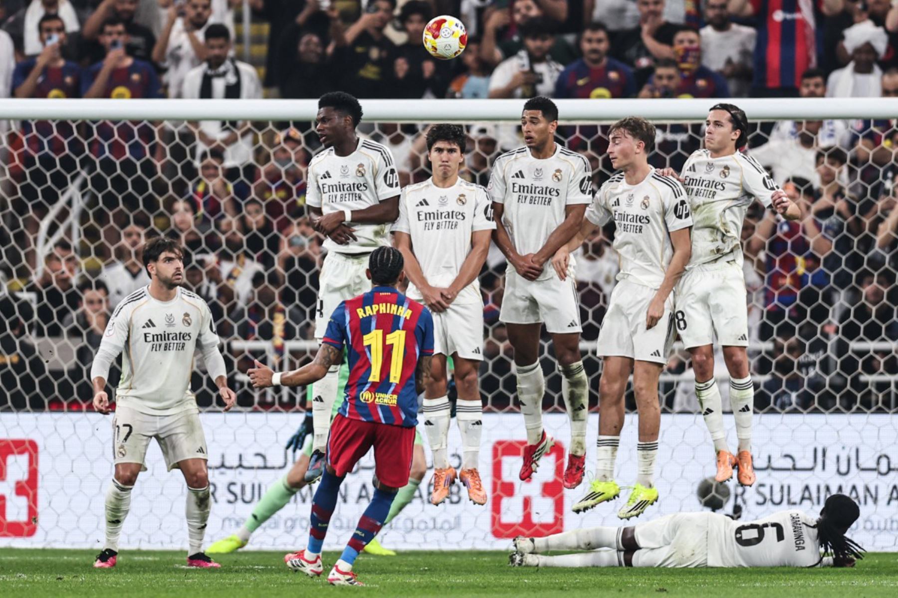 El delantero brasileño del Barcelona, ​​Raphinha, lanza un tiro libre durante la final de la Supercopa de España entre el FC Barcelona y el Real Madrid en el Estadio Rey Abdullah en Yeddah.
Foto: AFP